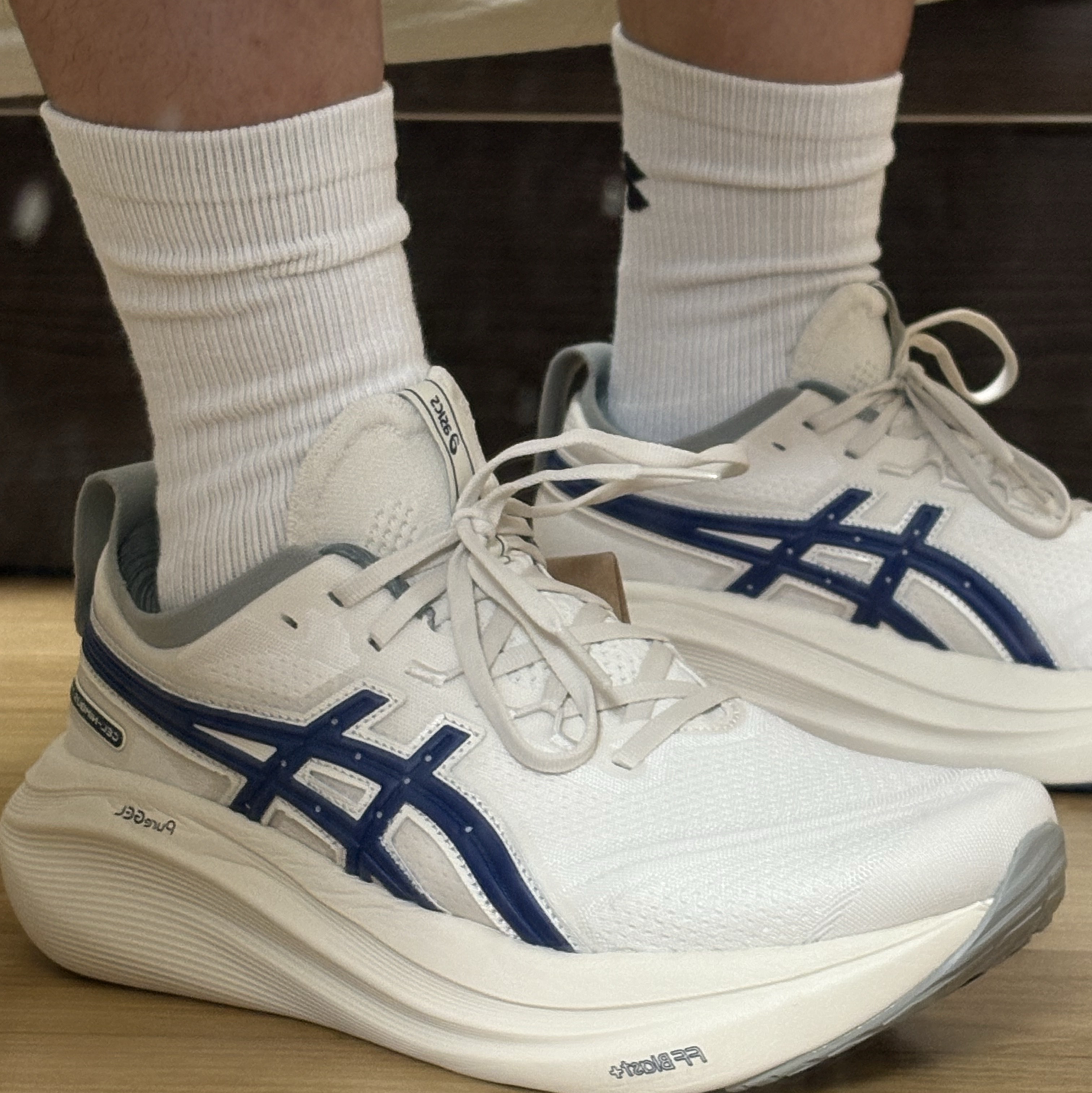 Asics Gel-Nimbus 27 Asics Track Club Birch Indigo Blue - D Standard 착용 스타일
