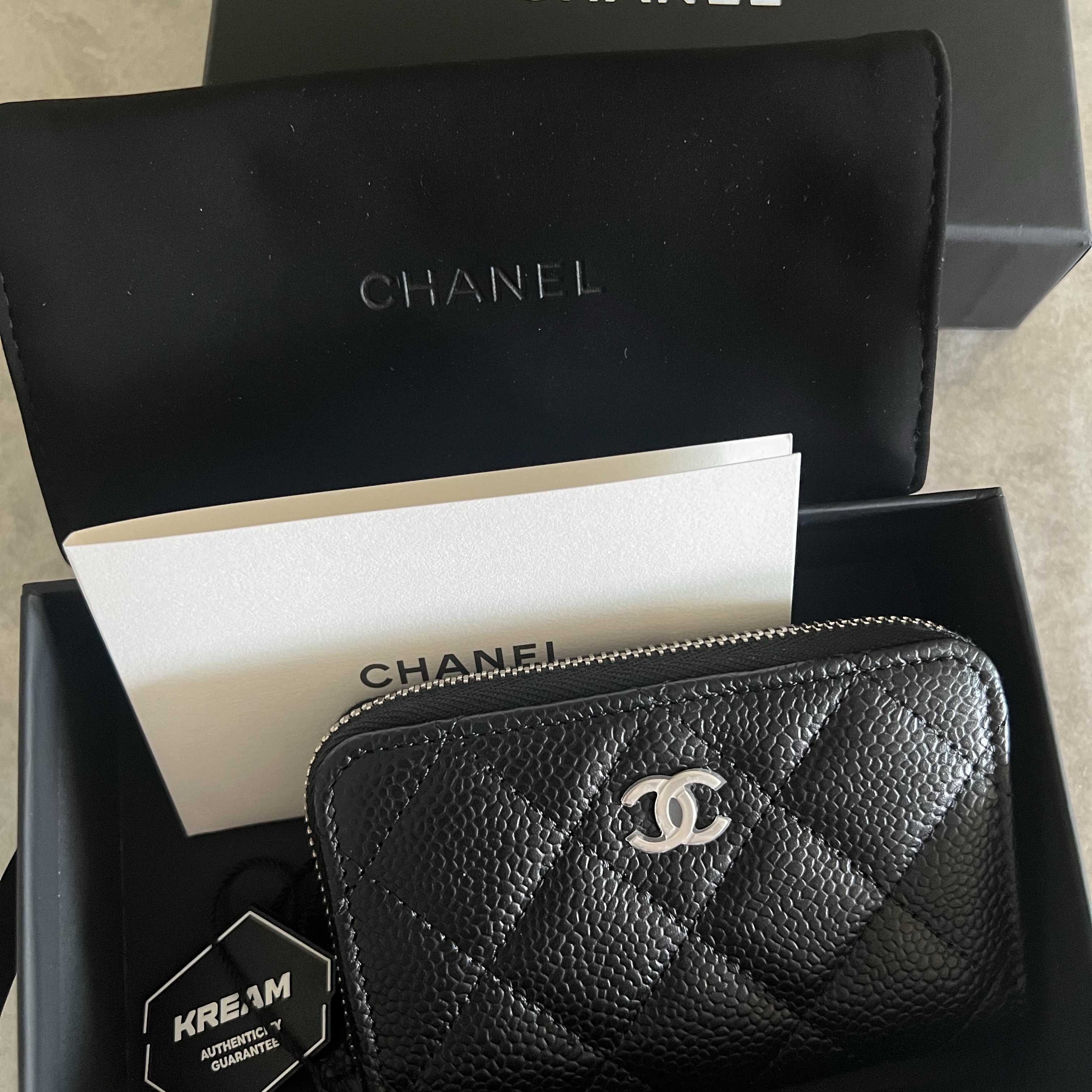 Chanel Classic Zipped Coin Purse Grained Calfskin & Silver Black 착용 스타일