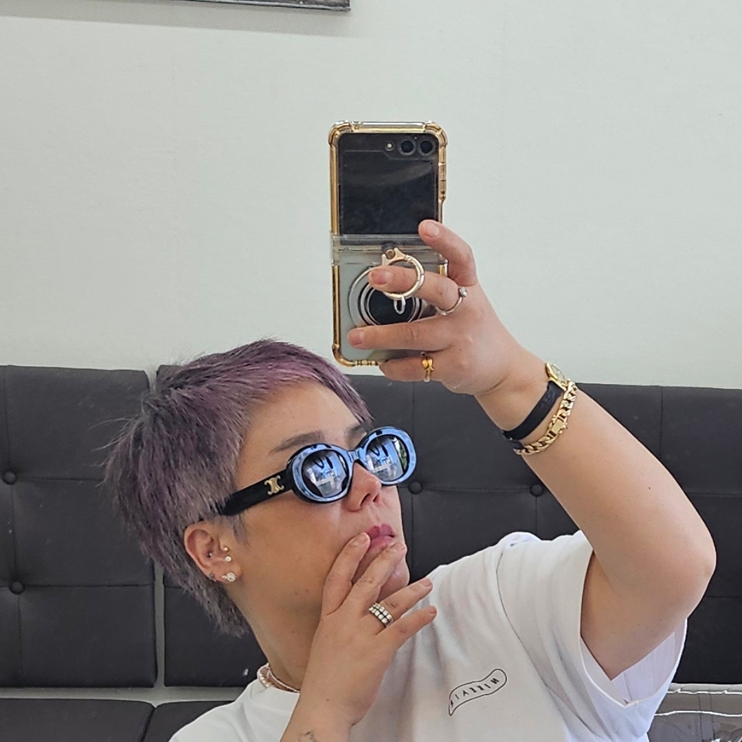 (W) Celine Triomphe 01 Sunglasses in Acetate Black 착용 스타일