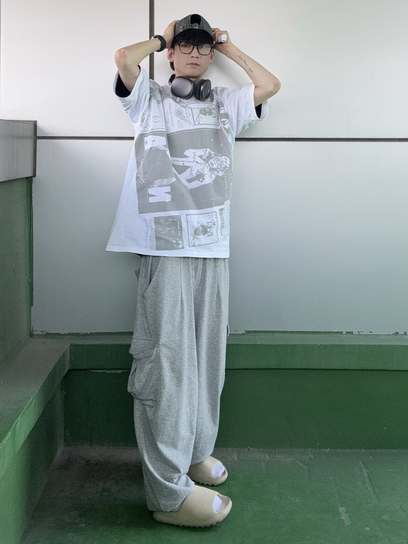 Adidas Yeezy Slide Bone 2022/2023, Supreme Collage T-Shirt White - 24SS 착용 스타일 - 3