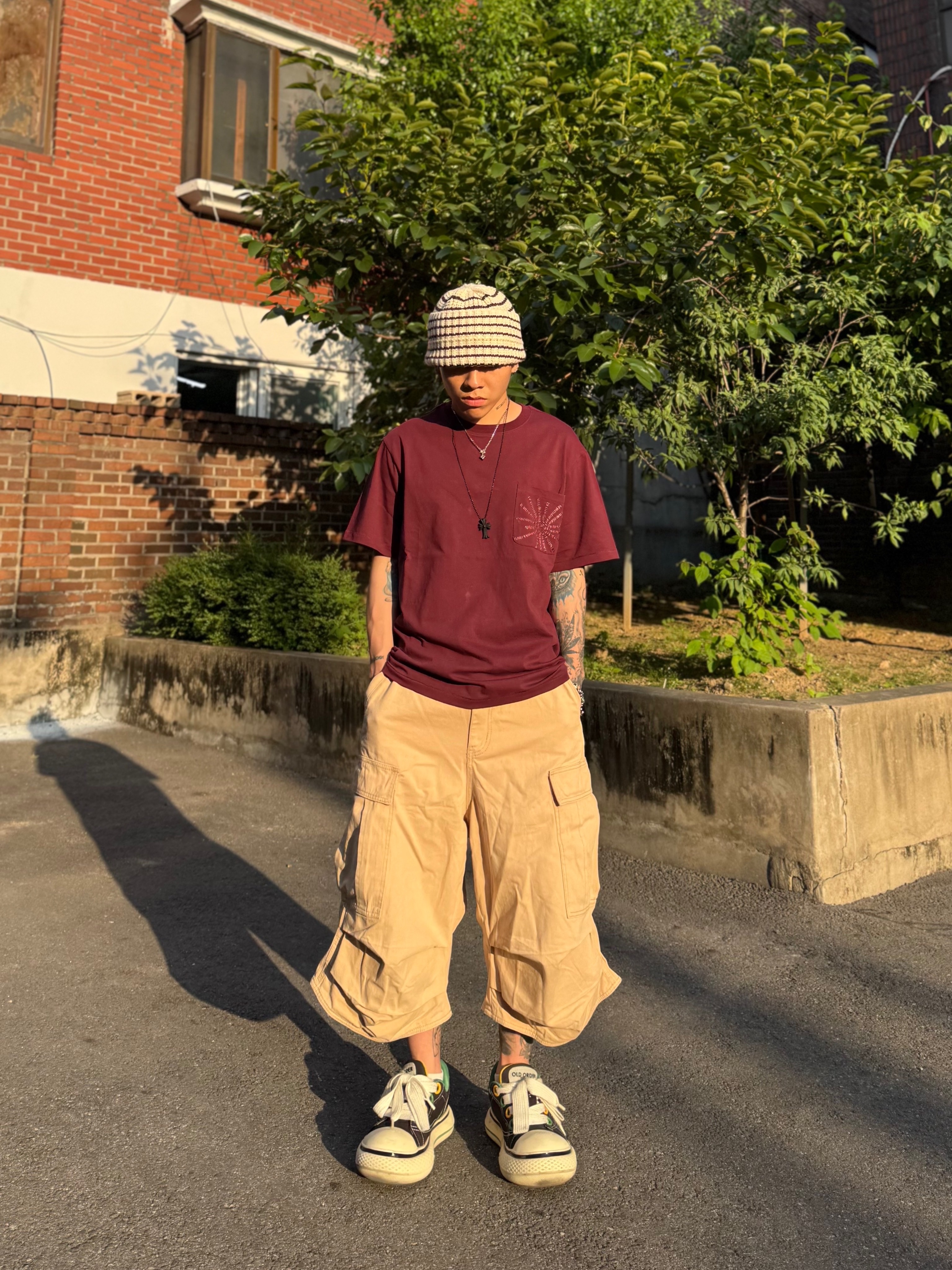 Balenciaga Cargo Sneakers Beige Grey Red 착용 스타일 - 4
