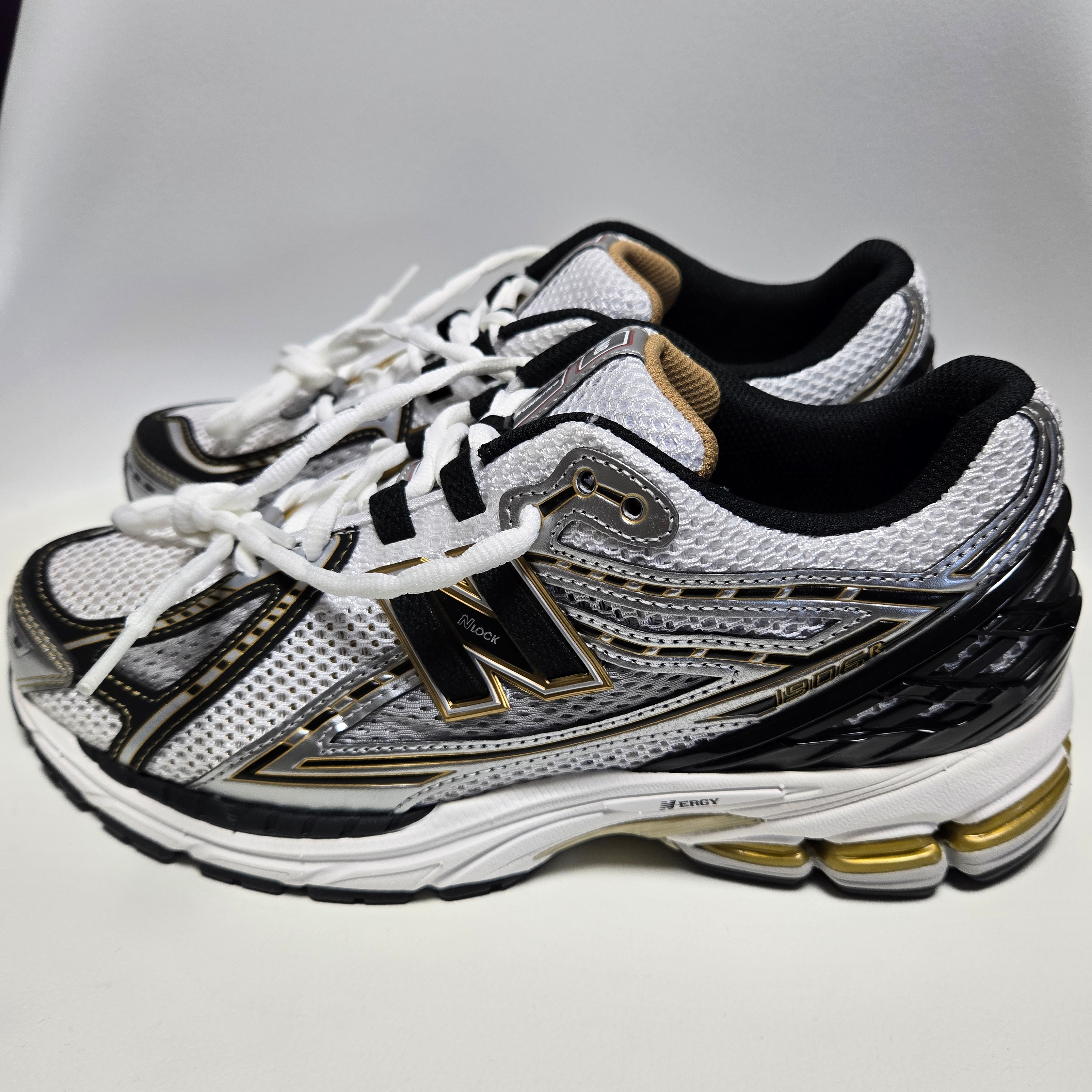 New Balance 1906R White Gold, Stussy World Tour T-Shirt White 착용 스타일 - 3