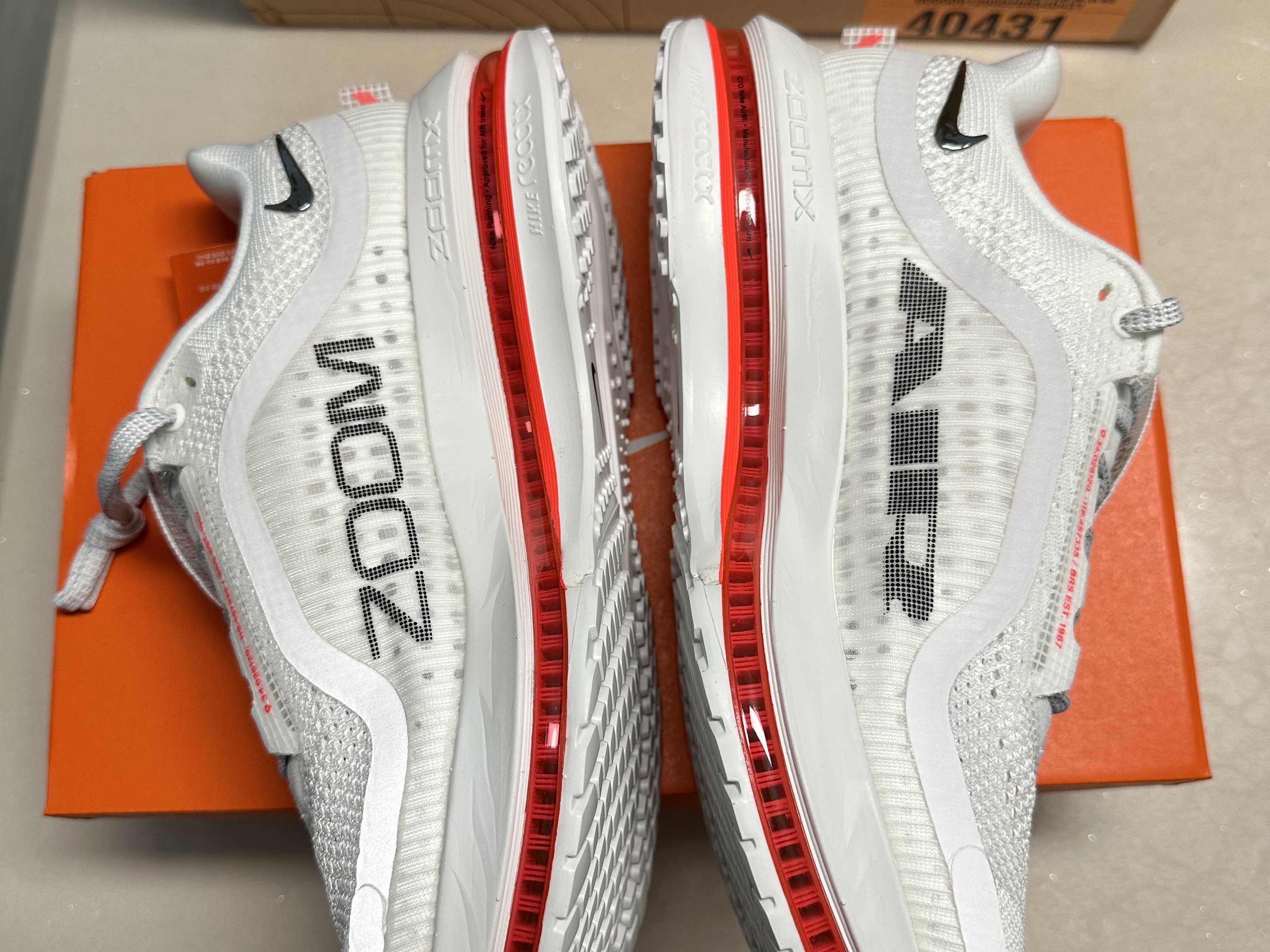Nike Pegasus Premium Summit White Bright Crimson 착용 스타일 - 2