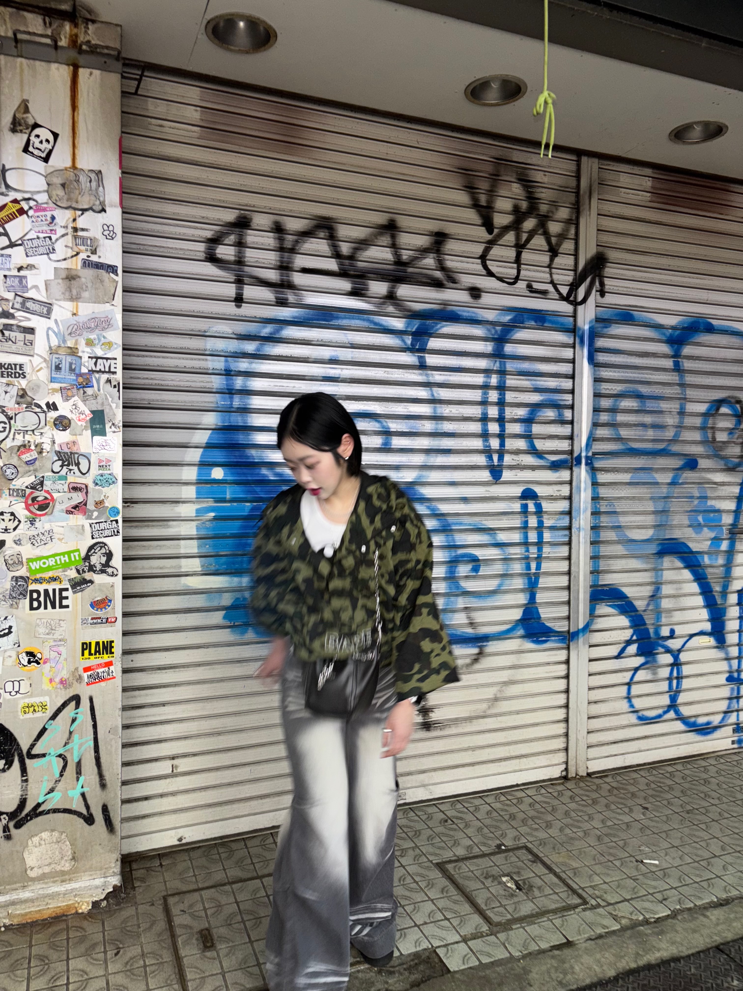 BAPE Crinkle Effect 1st Camo Half Zip Hoodie Jacket Green, BAPE ABC Camo NYC Logo Mesh Cap Blue 착용 스타일 - 1