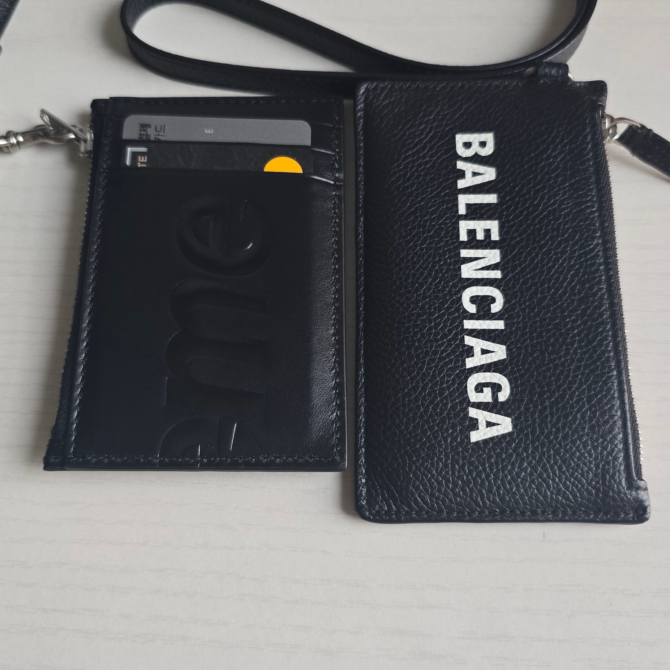 Supreme Leather Zip Card Holder Black 착용 스타일