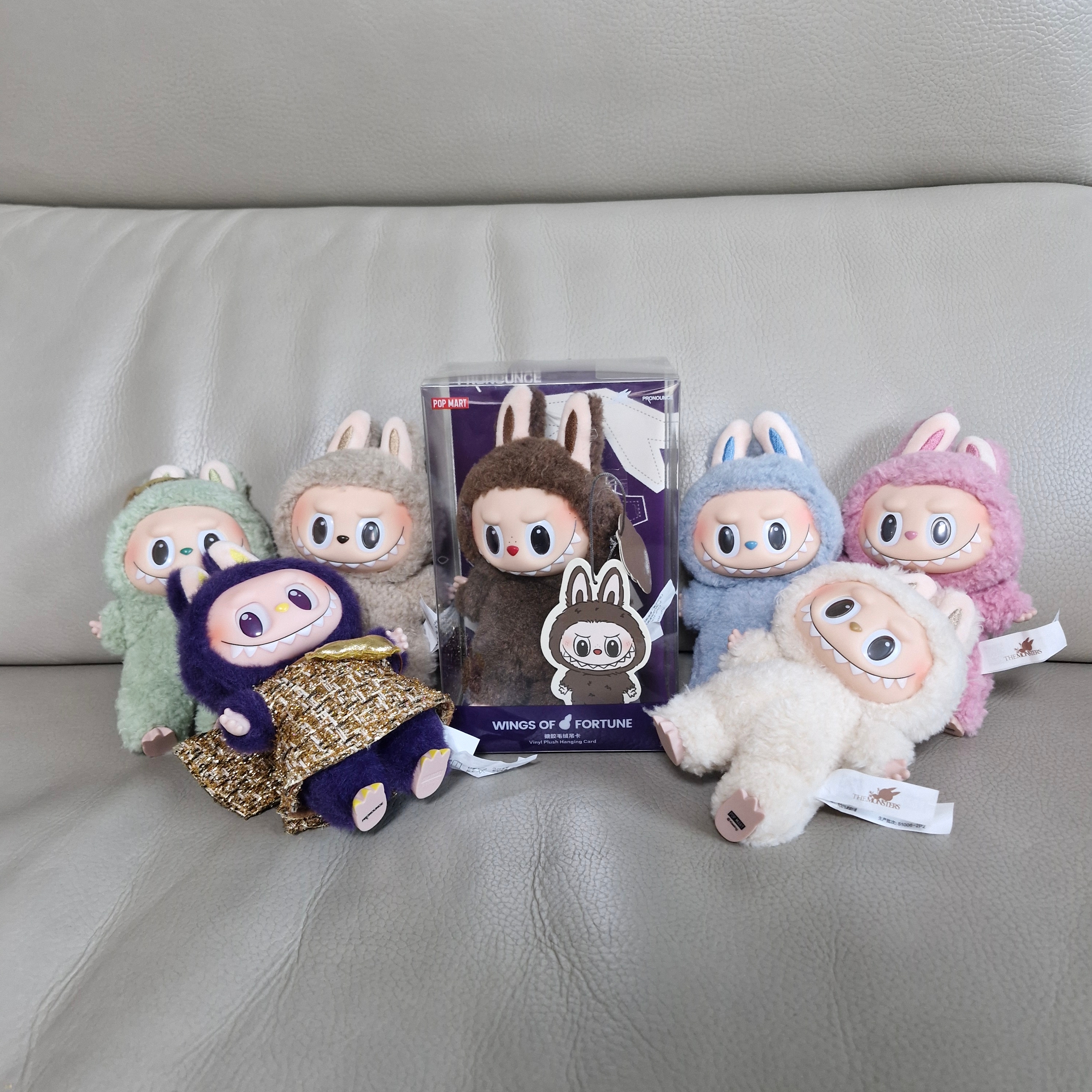 Pop Mart The Monsters Labubu Tasty Macarons Series Sealed Case (6 Blind Boxes) 착용 스타일