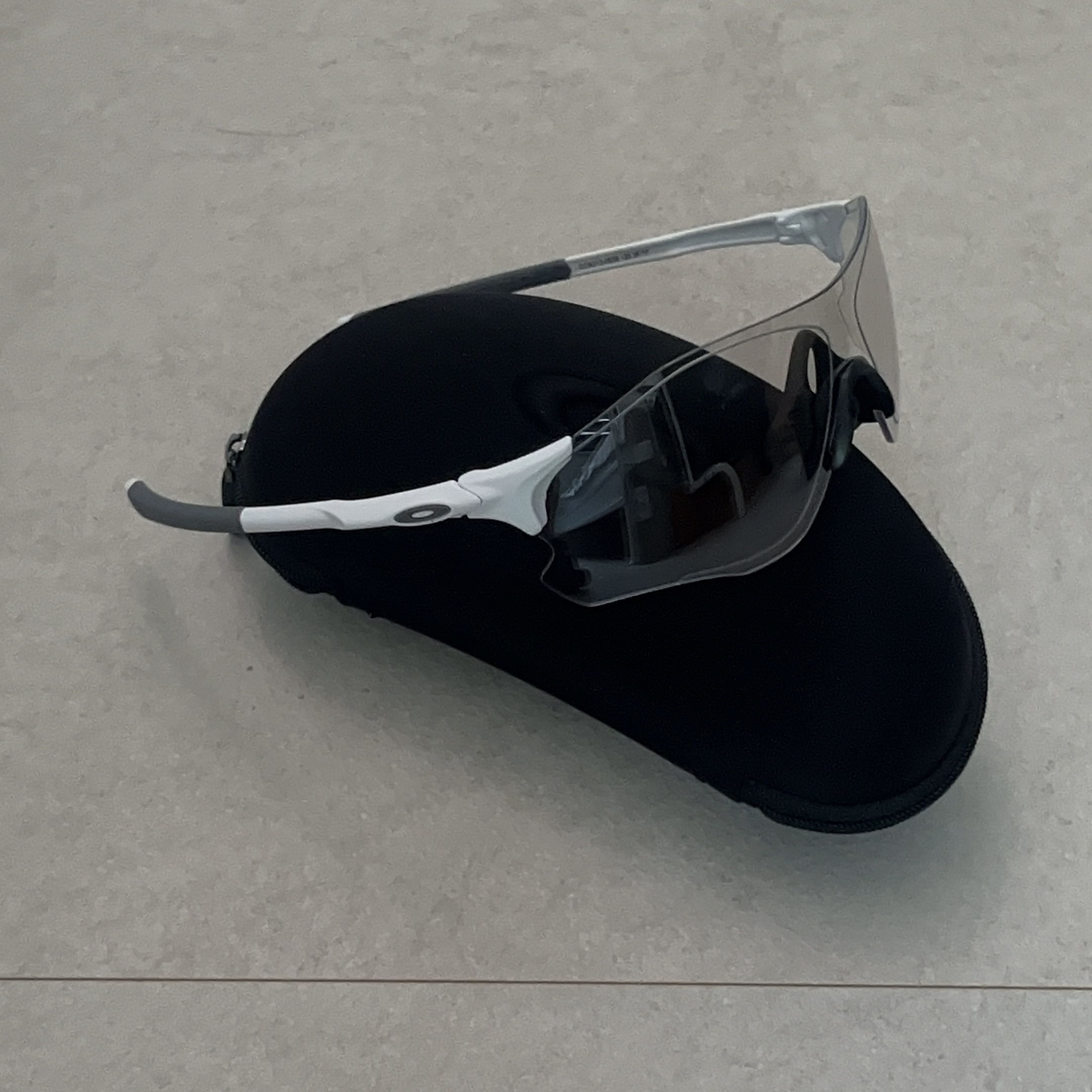 Oakley EVZero Path Matte White Frame Clear To Black Iridium Photochromic Lenses Low Bridge Fit 착용 스타일