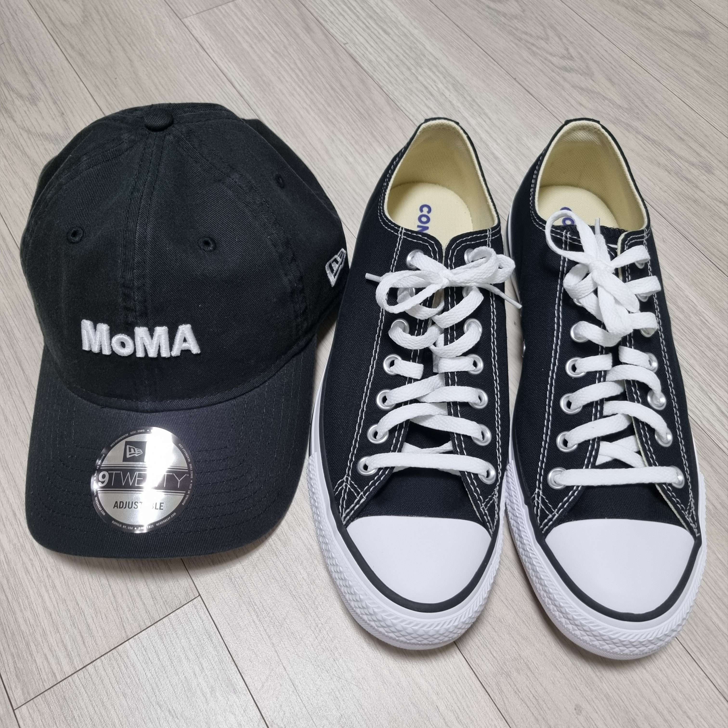 New Era x MoMA Adjustable Baseball Cap Black, Converse Chuck Taylor All Star Ox Black 착용 스타일