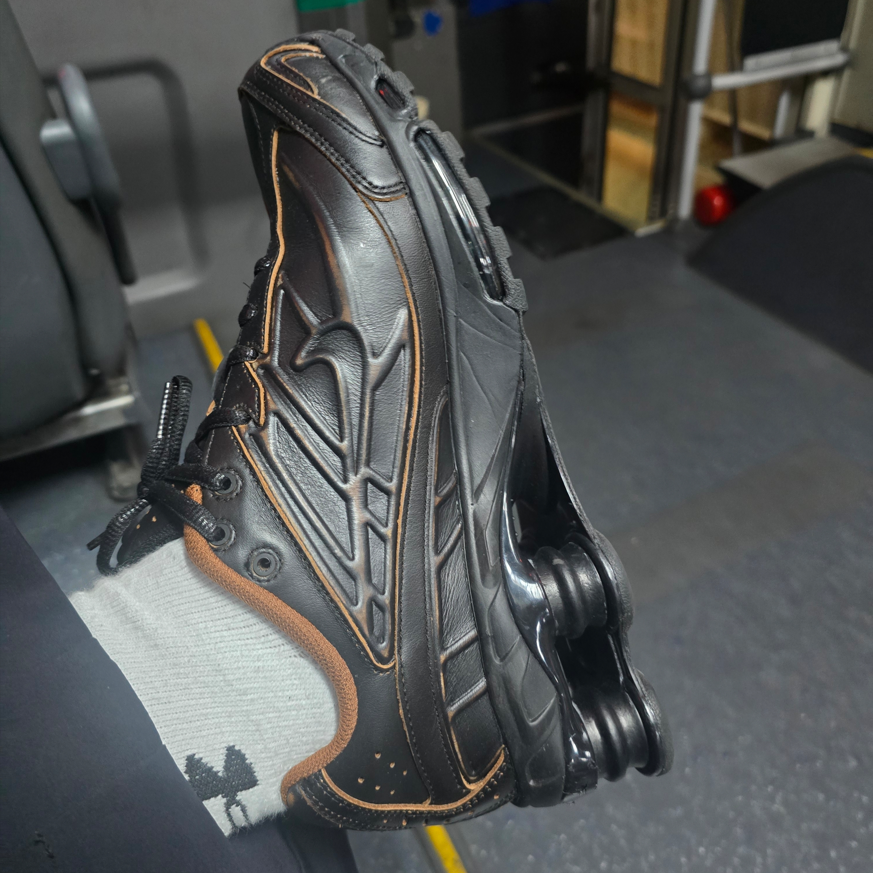 Nike Shox Ride 2 PRM Black and Light British Tan 착용 스타일