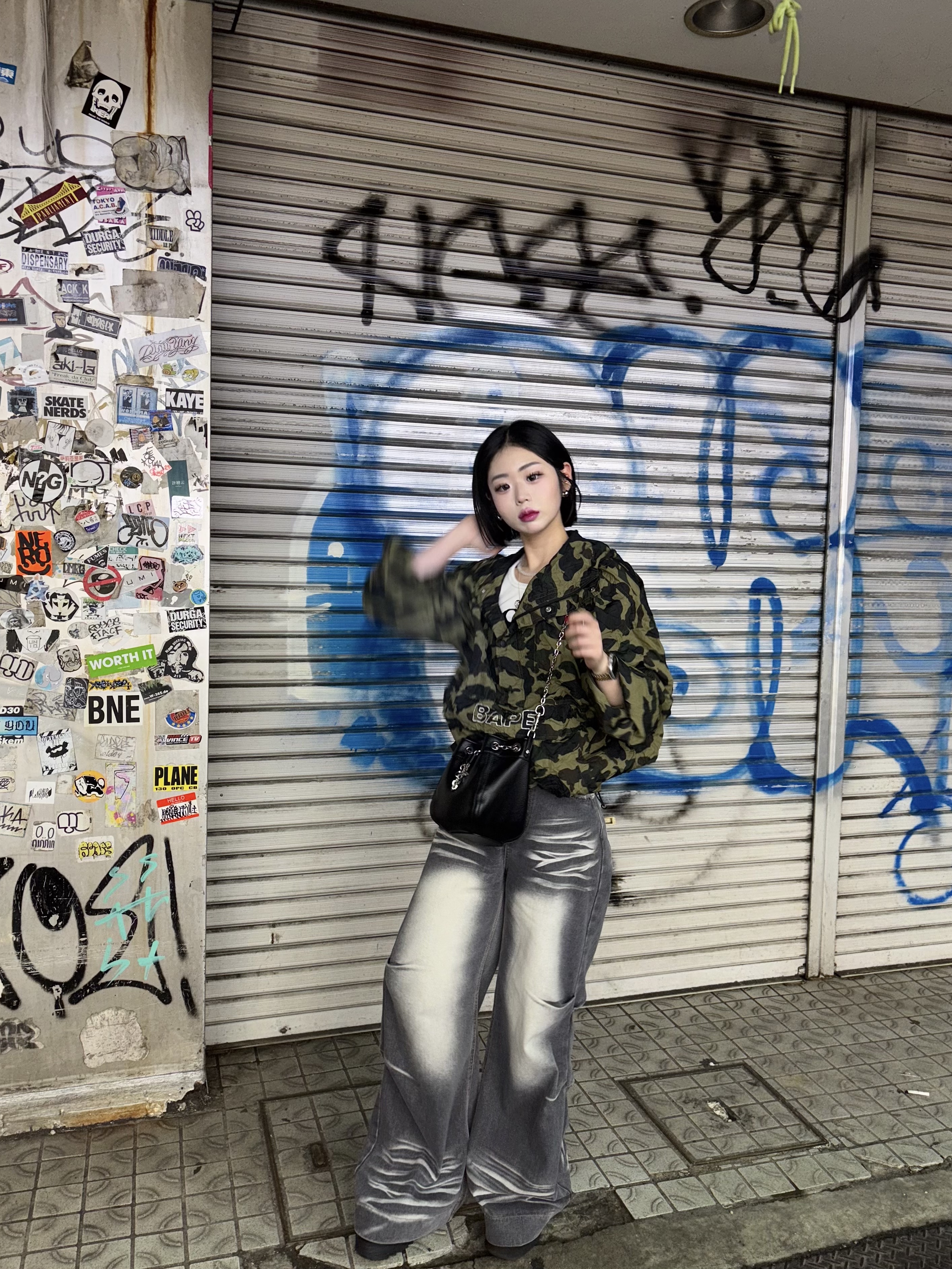 BAPE Crinkle Effect 1st Camo Half Zip Hoodie Jacket Green, BAPE ABC Camo NYC Logo Mesh Cap Blue 착용 스타일 - 2