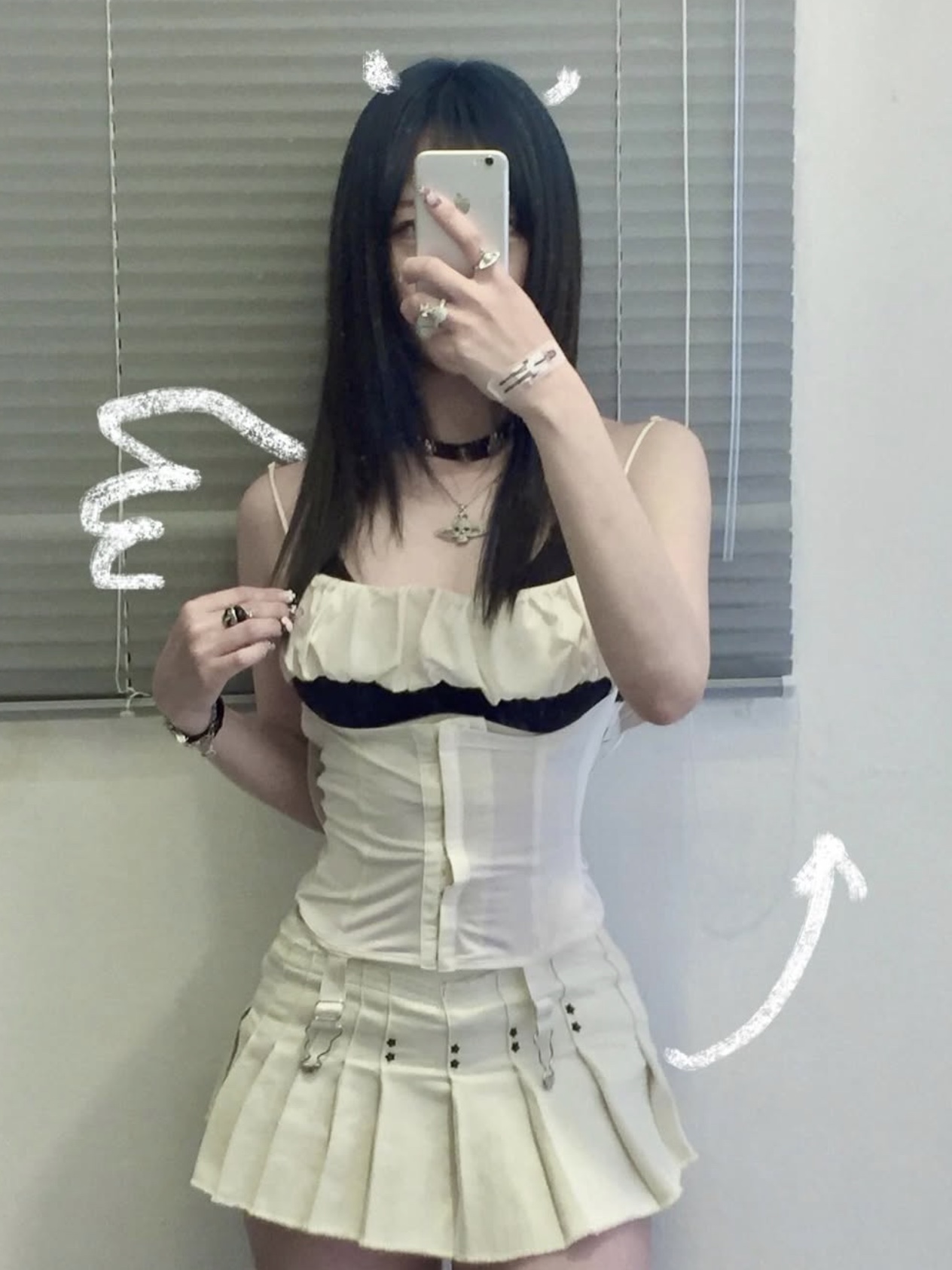 Bonnae Star Rivet Pleated Skort Ivory, Bonnae Star Rivet Pleated Skort Black 착용 스타일