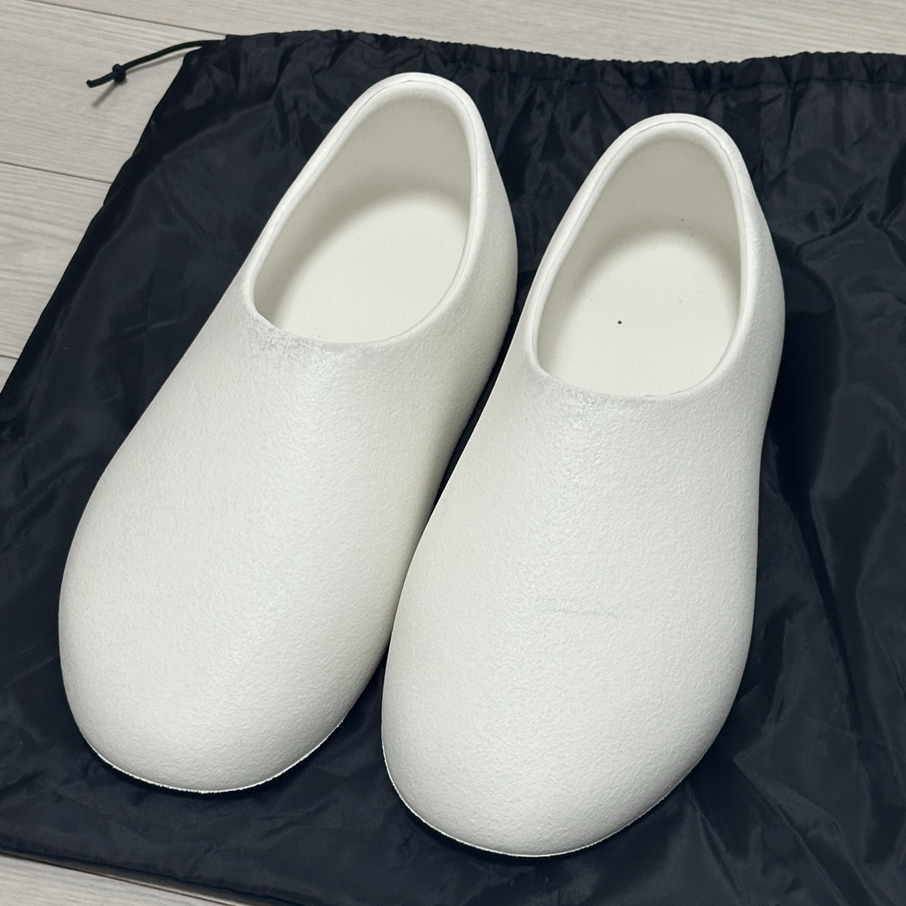 Yeezy SL-01 White 착용 스타일 - 2