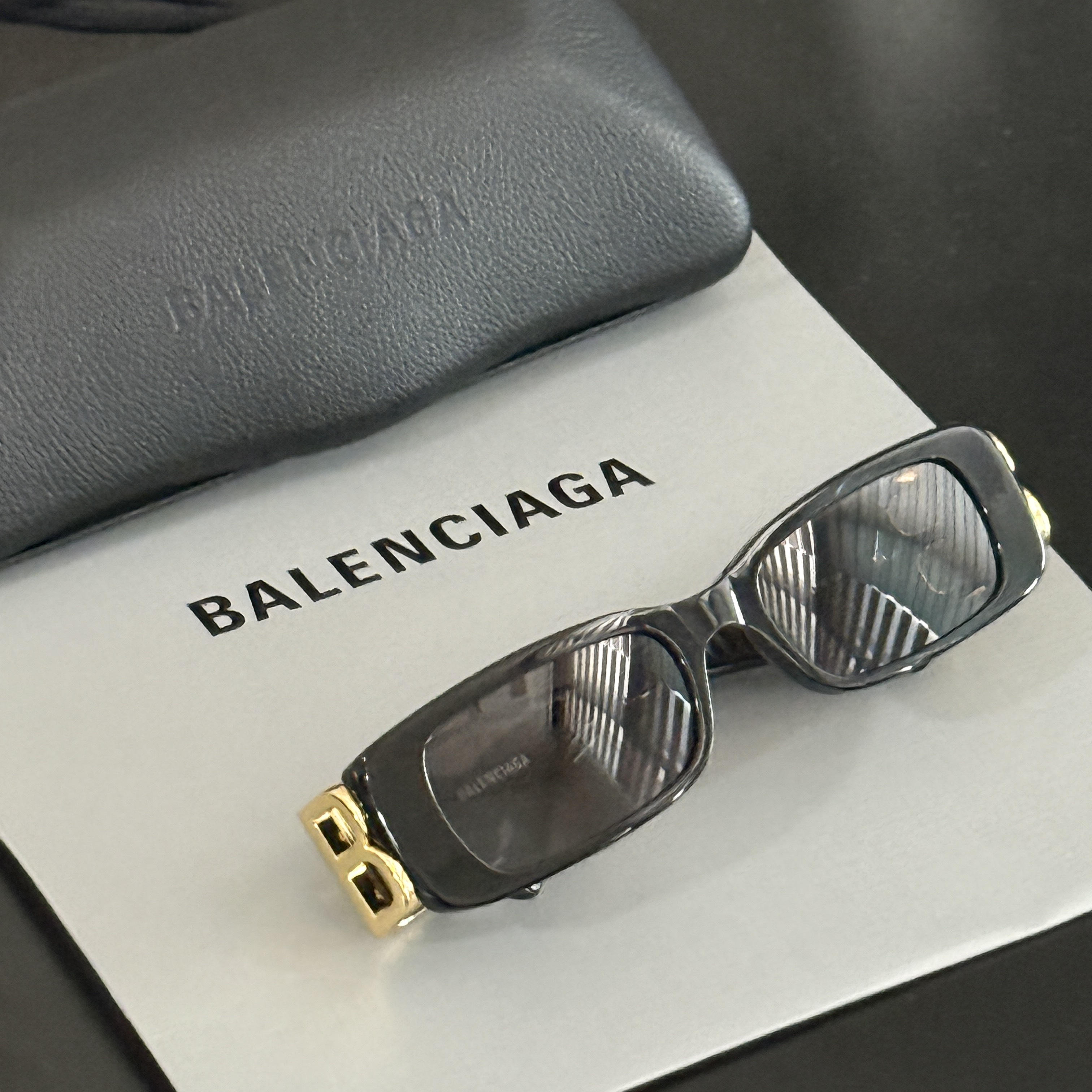 (W) Balenciaga Dynasty Rectangle Sunglasses Black 착용 스타일