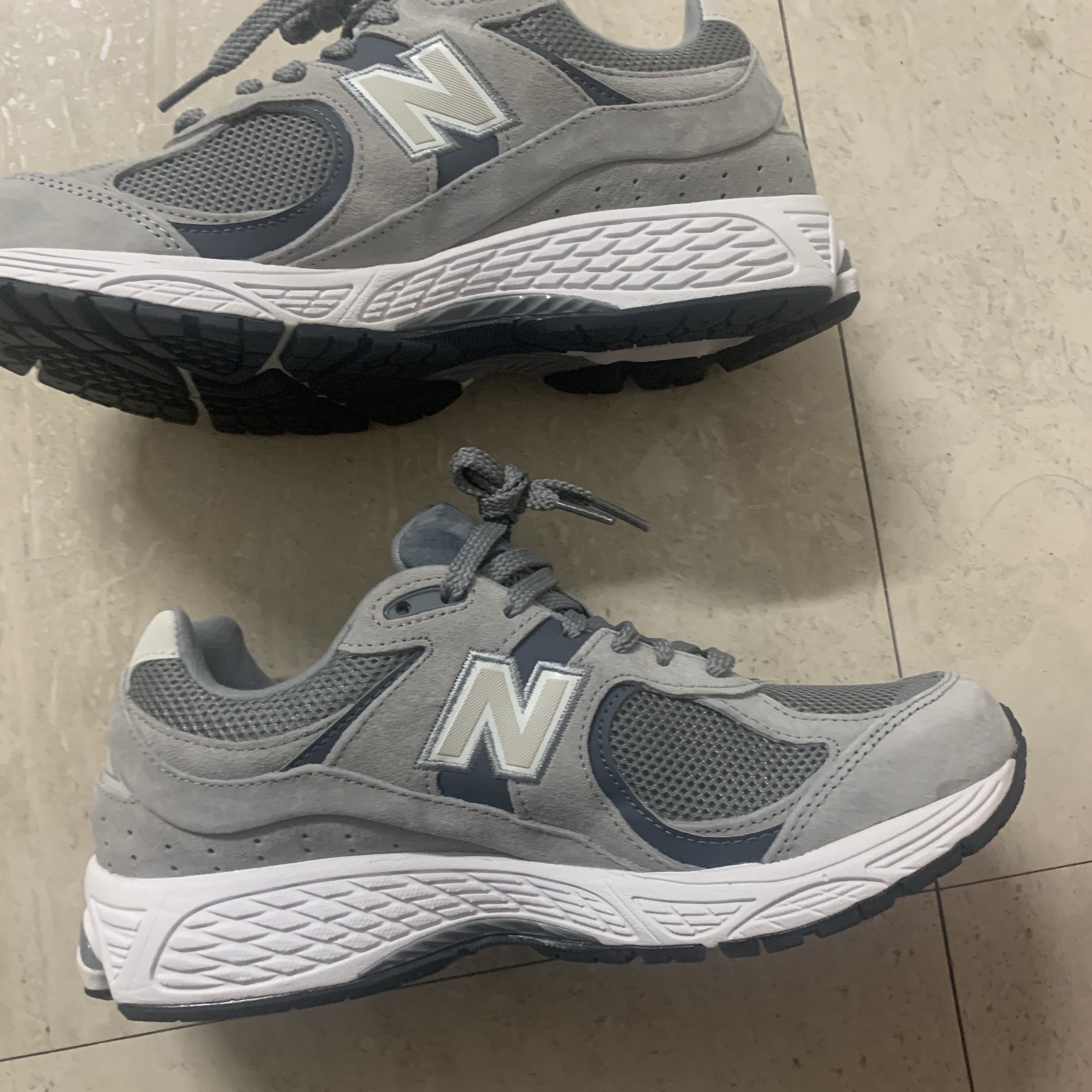 New Balance 2002R Steel Grey Orca 착용 스타일 - 2
