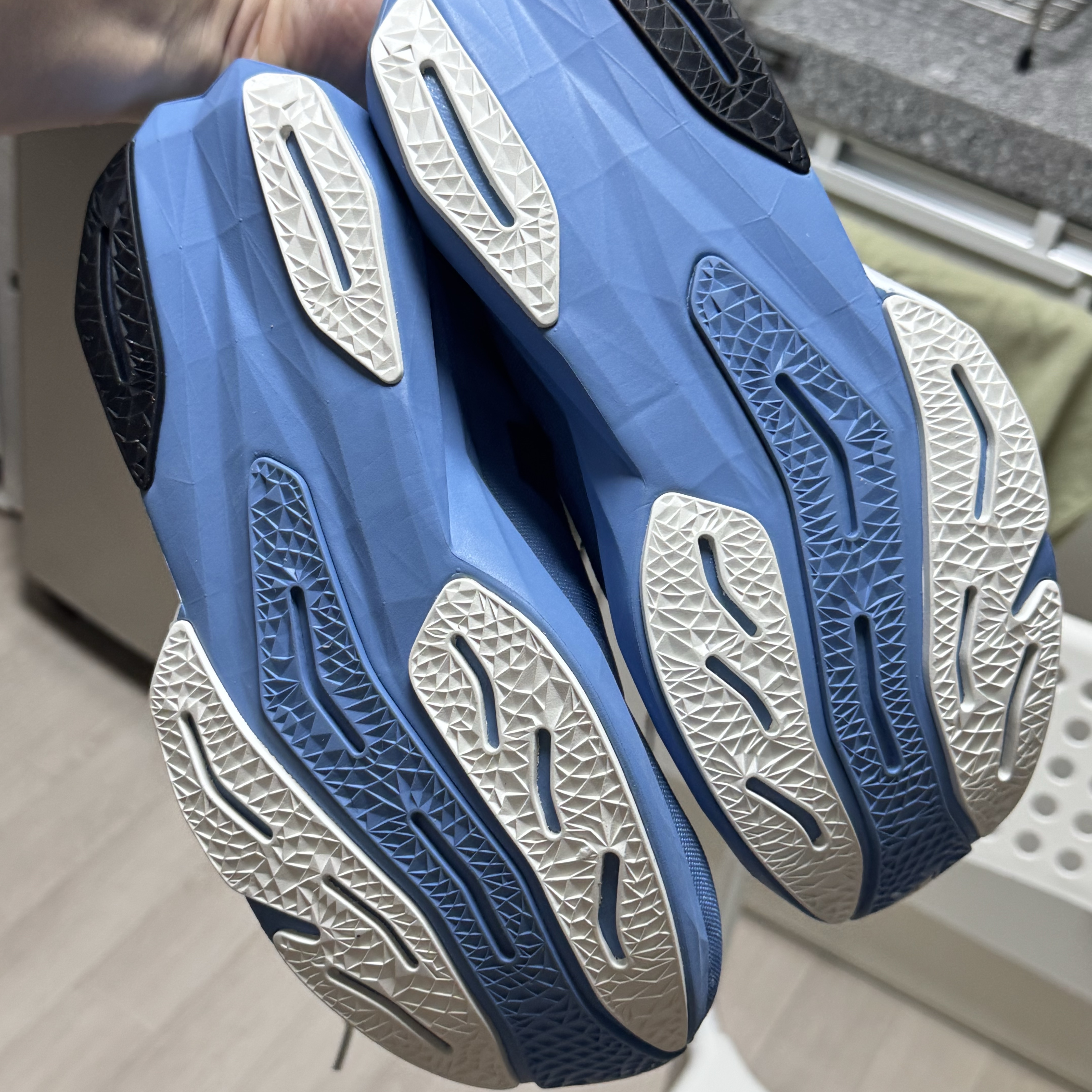 New Balance FuelCell Rebel v4 Blue Laguna Reflection - 2E Wide 착용 스타일 - 4