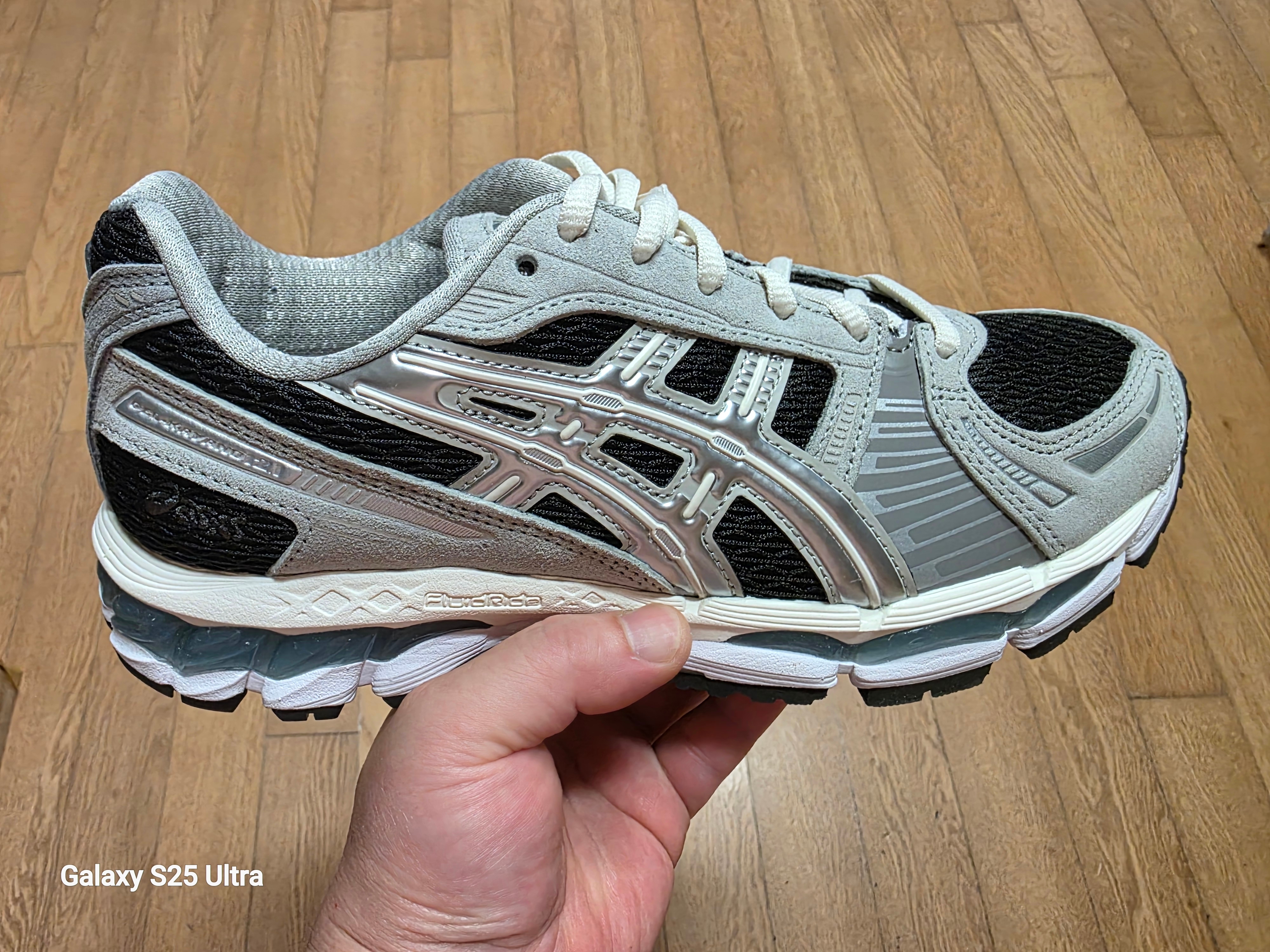 Asics x Kith Gel-Kayano 12.1 Peat Cream 착용 스타일 - 2