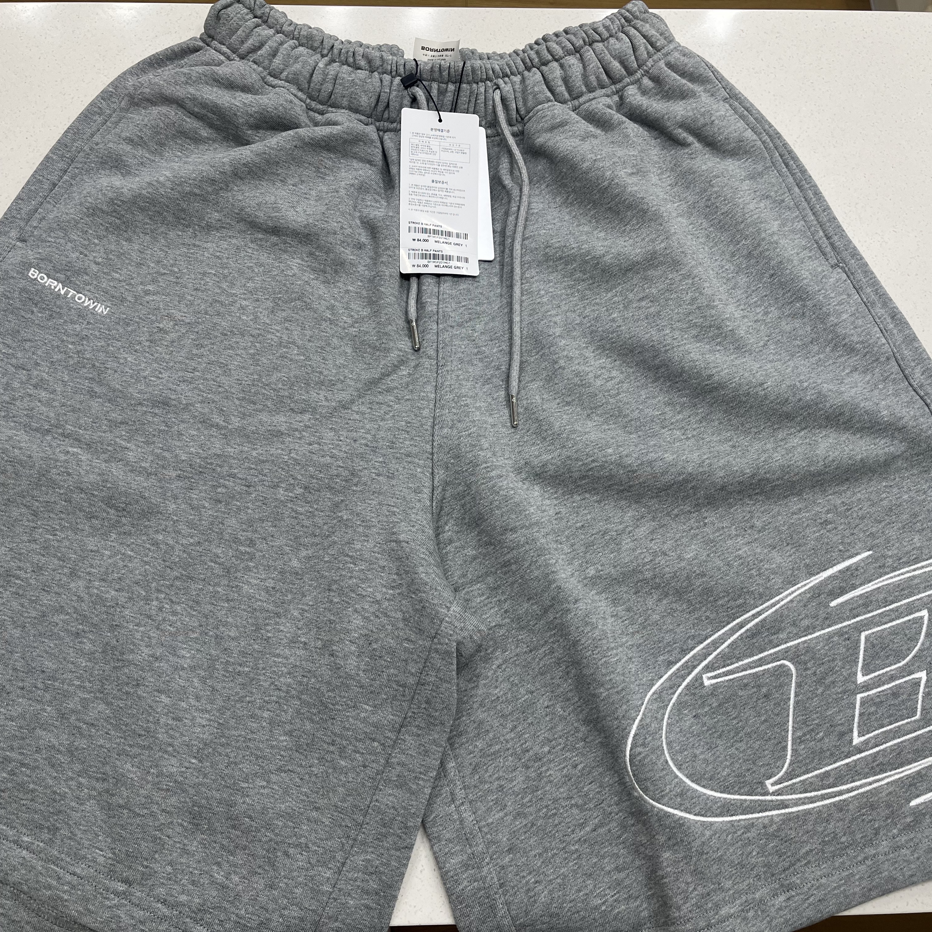 BORN TO WIN Stroke B Half Pants_Long Ver Melange Grey 착용 스타일