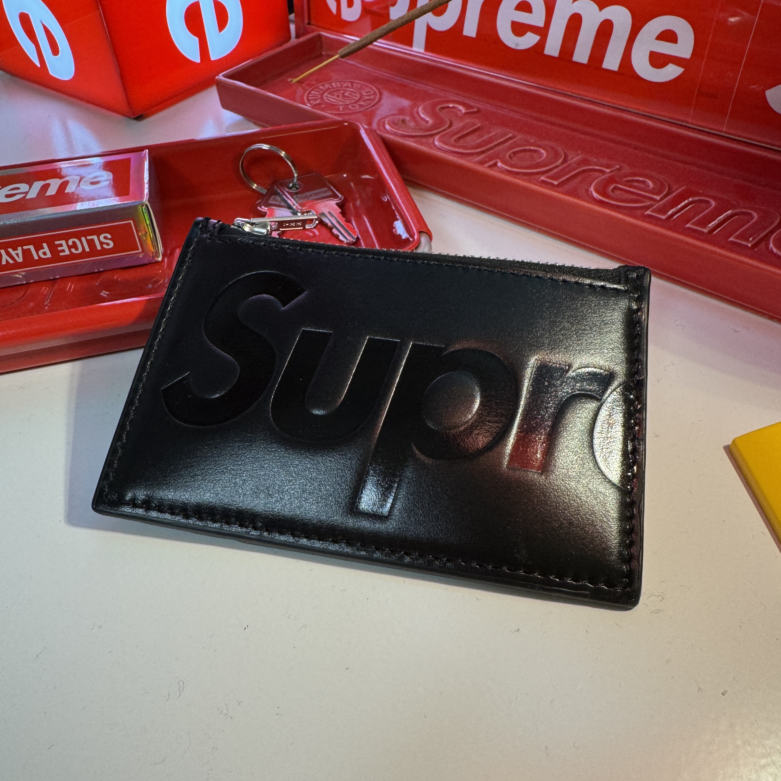 Supreme Leather Zip Card Holder Black 착용 스타일