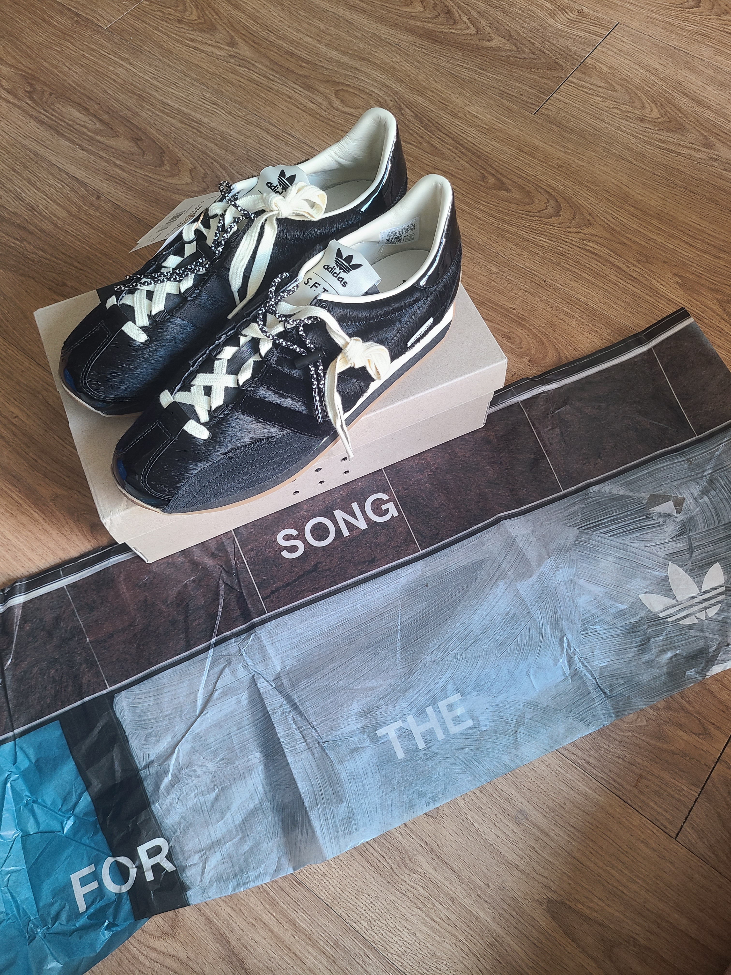 Adidas x Song for the Mute Country OG Core Black Cream White 착용 스타일 - 1