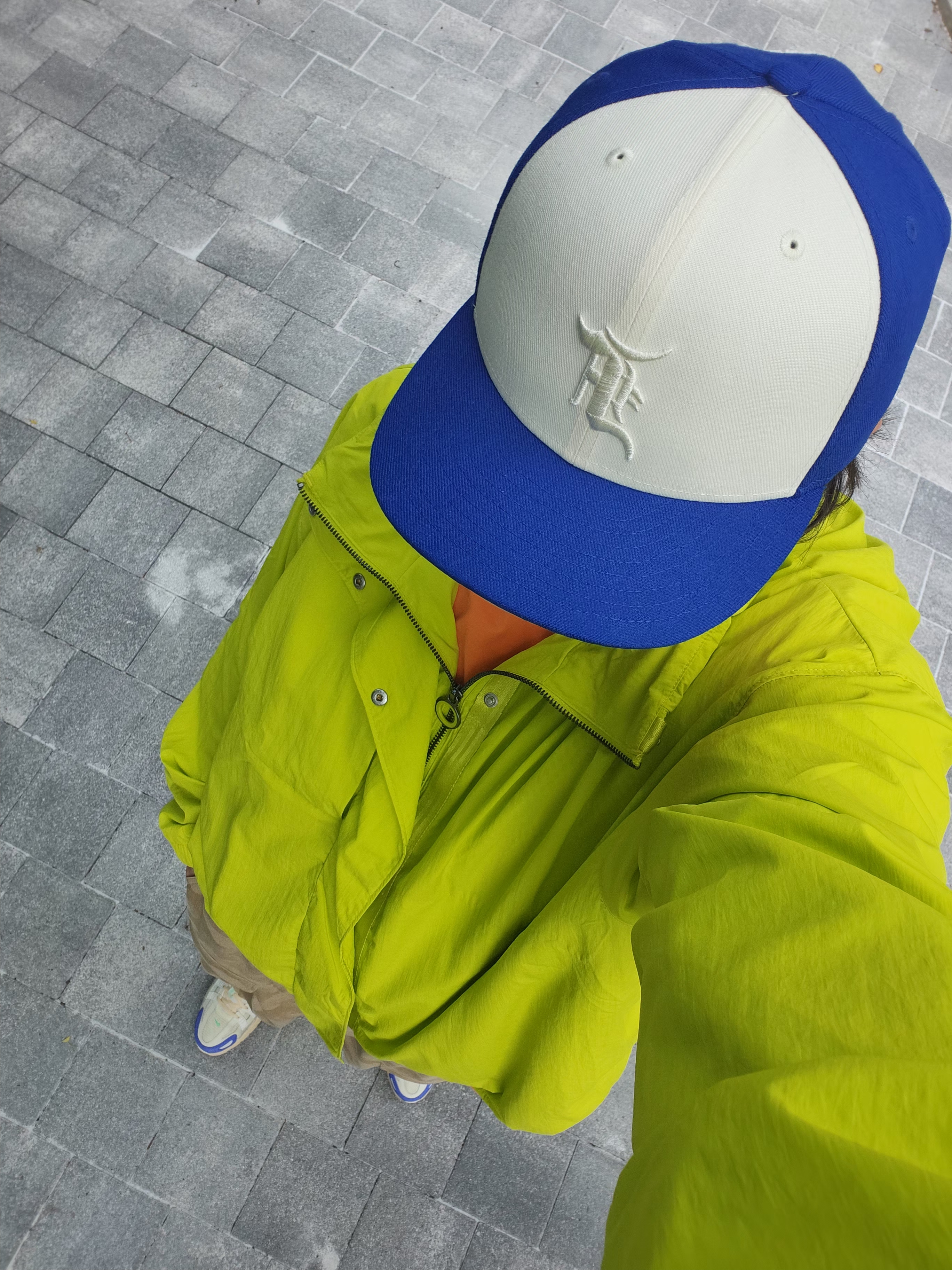 Essentials x New Era 59FIFTY Fitted Cap Light Royal, Nike P-6000 Coconut Milk Medium Blue 착용 스타일