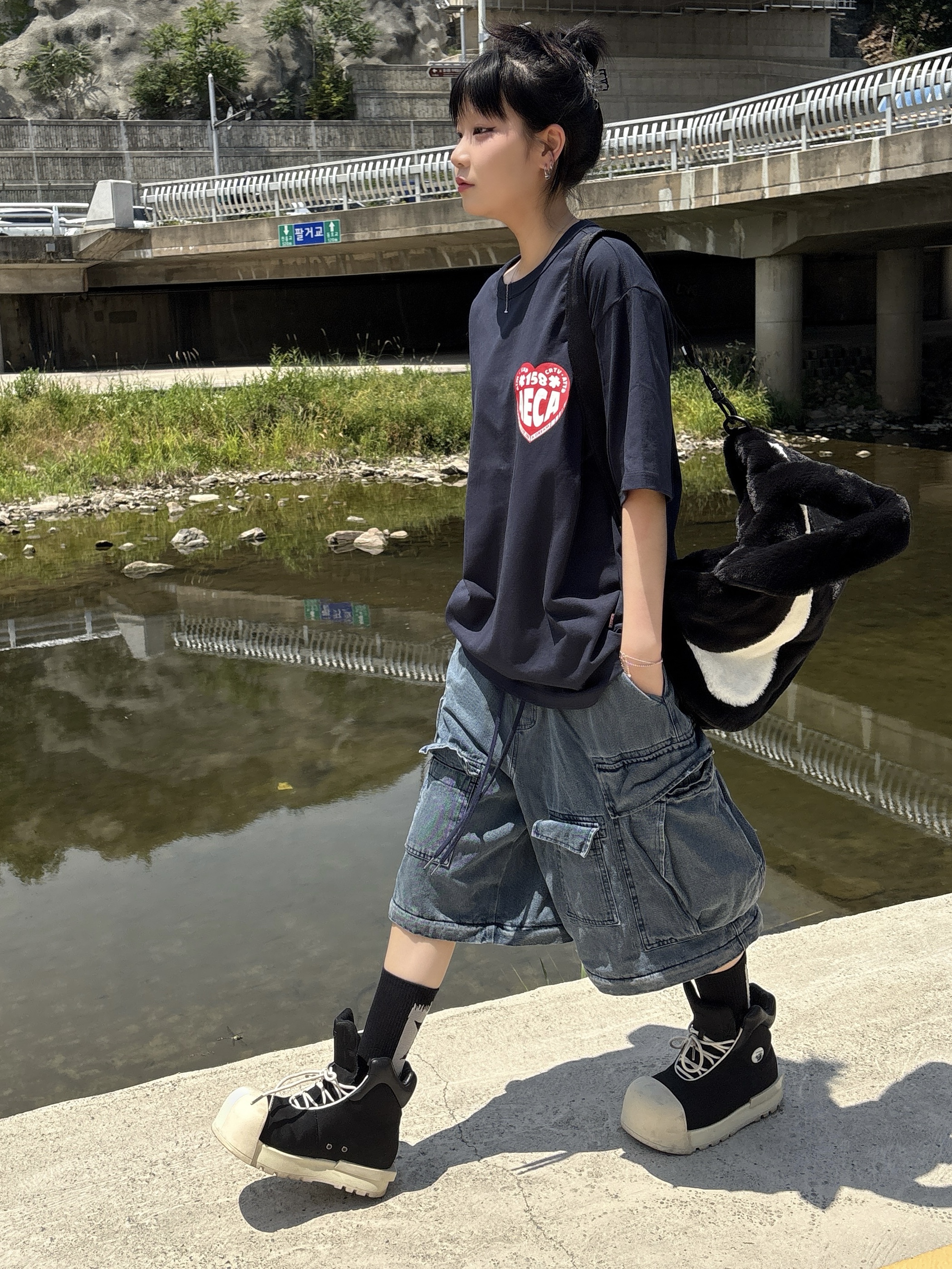 Nike NSW Faux Fur Tote Bag Black, Customellow Graphic Socks Black 착용 스타일 - 2