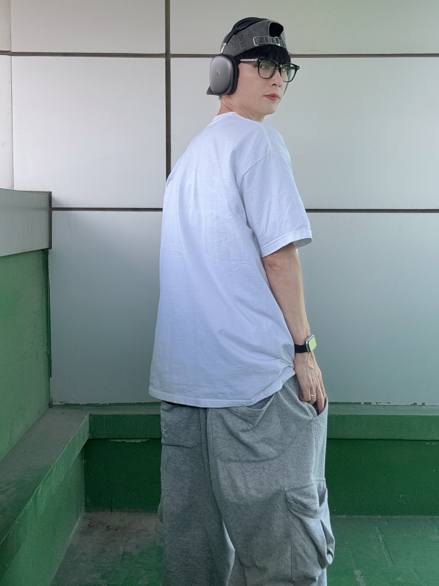 Adidas Yeezy Slide Bone 2022/2023, Supreme Collage T-Shirt White - 24SS 착용 스타일 - 7