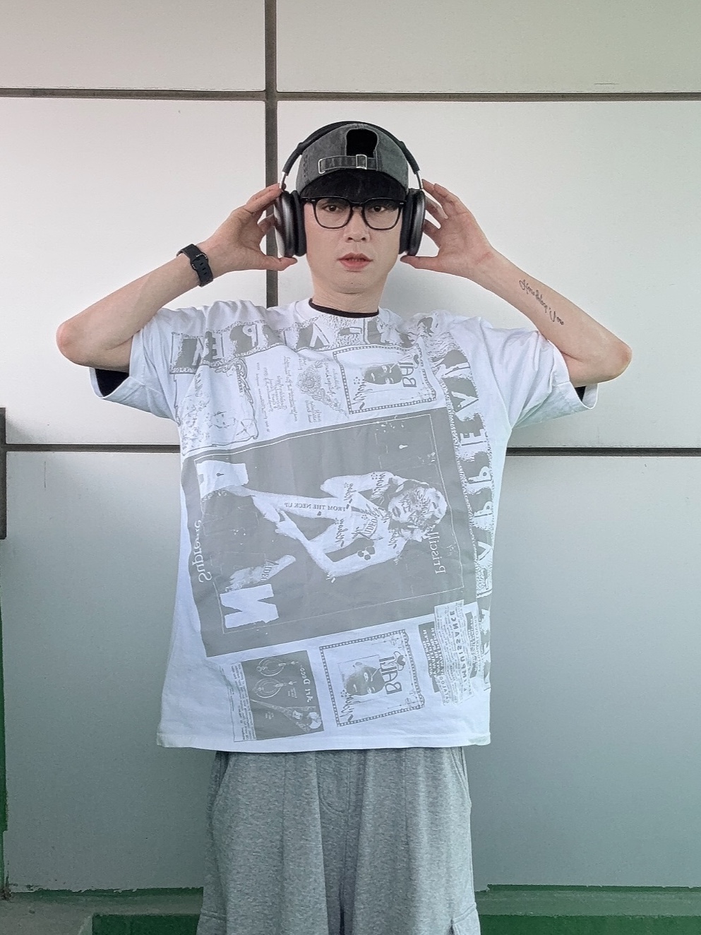 Adidas Yeezy Slide Bone 2022/2023, Supreme Collage T-Shirt White - 24SS 착용 스타일 - 8