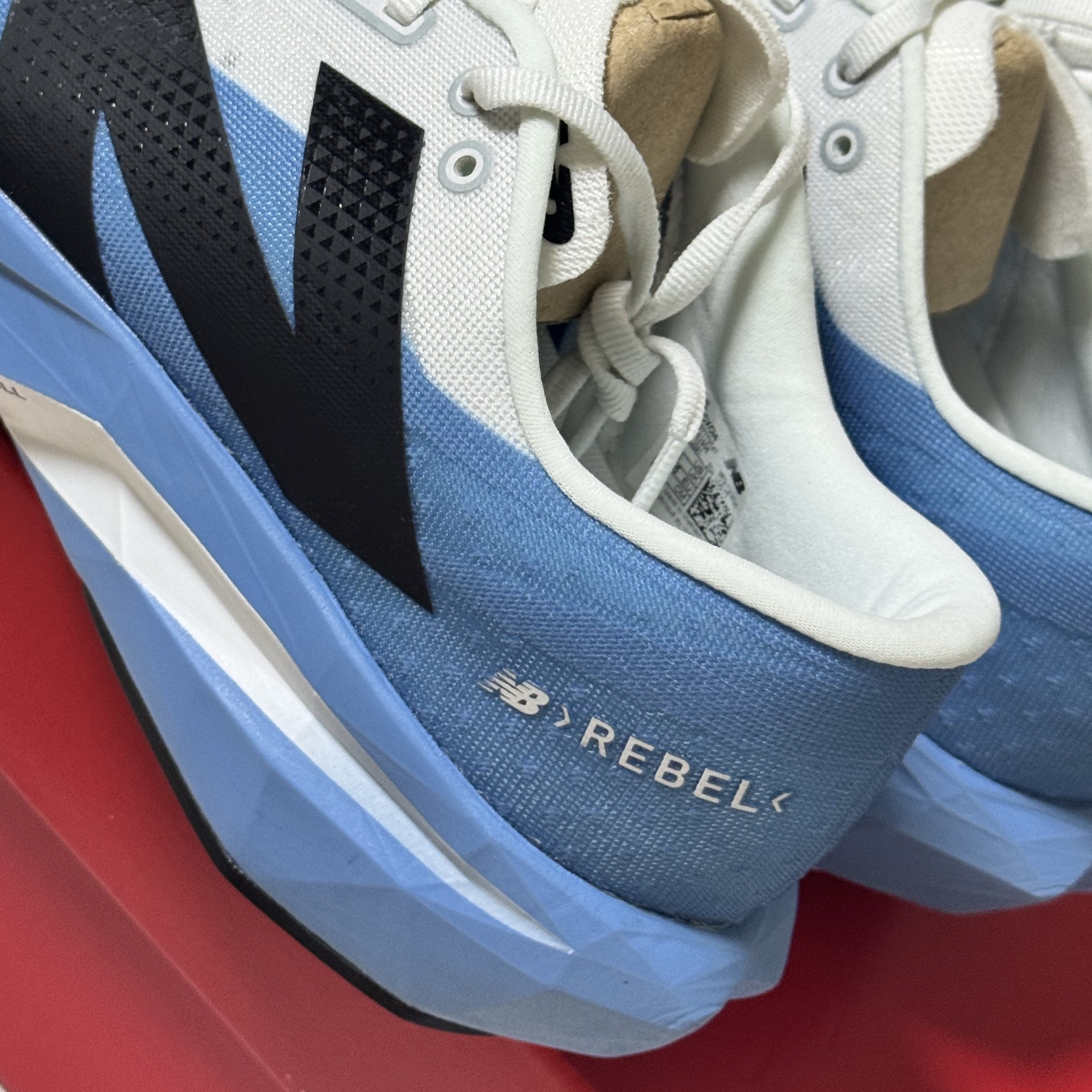 New Balance FuelCell Rebel v4 Blue Laguna Reflection - 2E Wide 착용 스타일 - 2