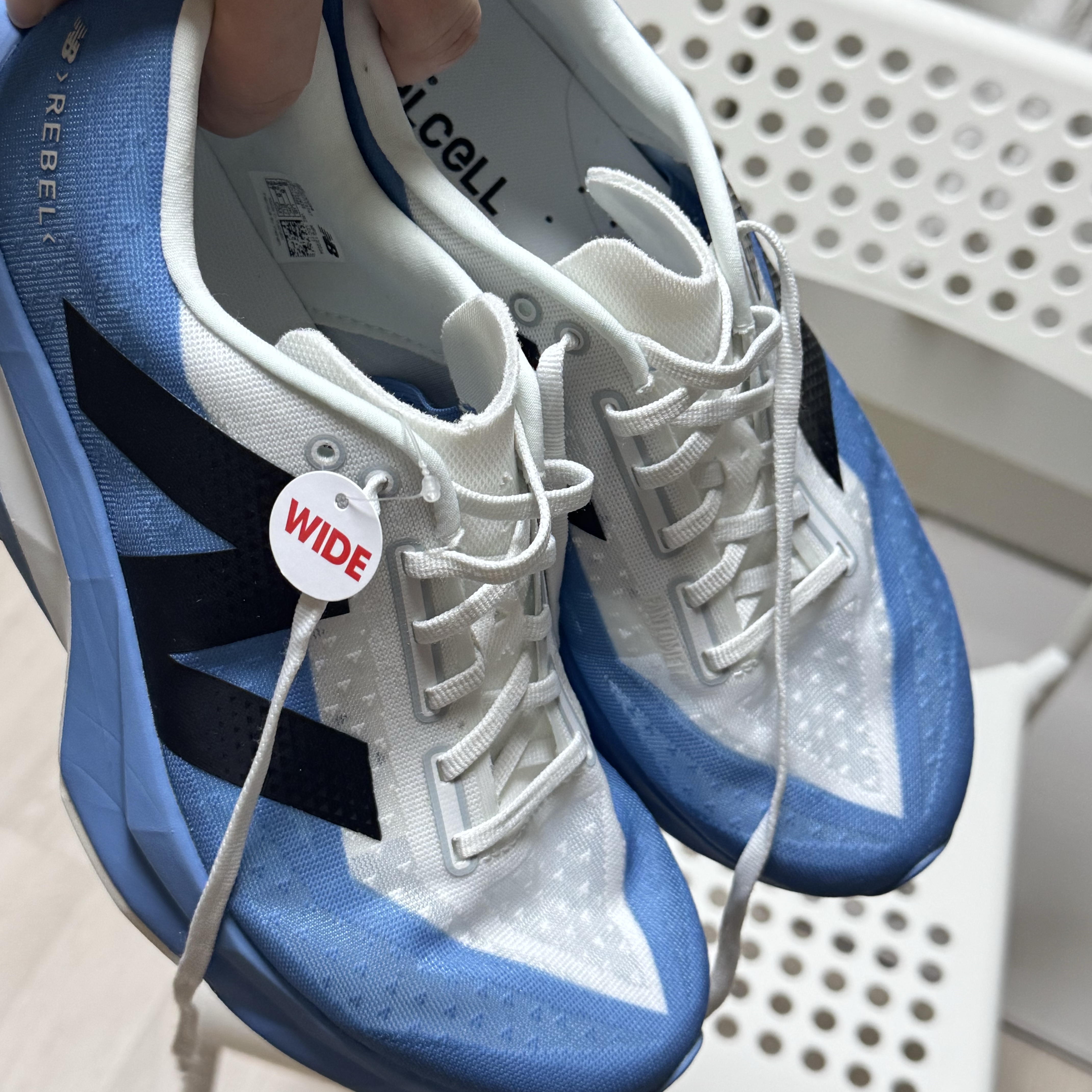 New Balance FuelCell Rebel v4 Blue Laguna Reflection - 2E Wide 착용 스타일 - 3