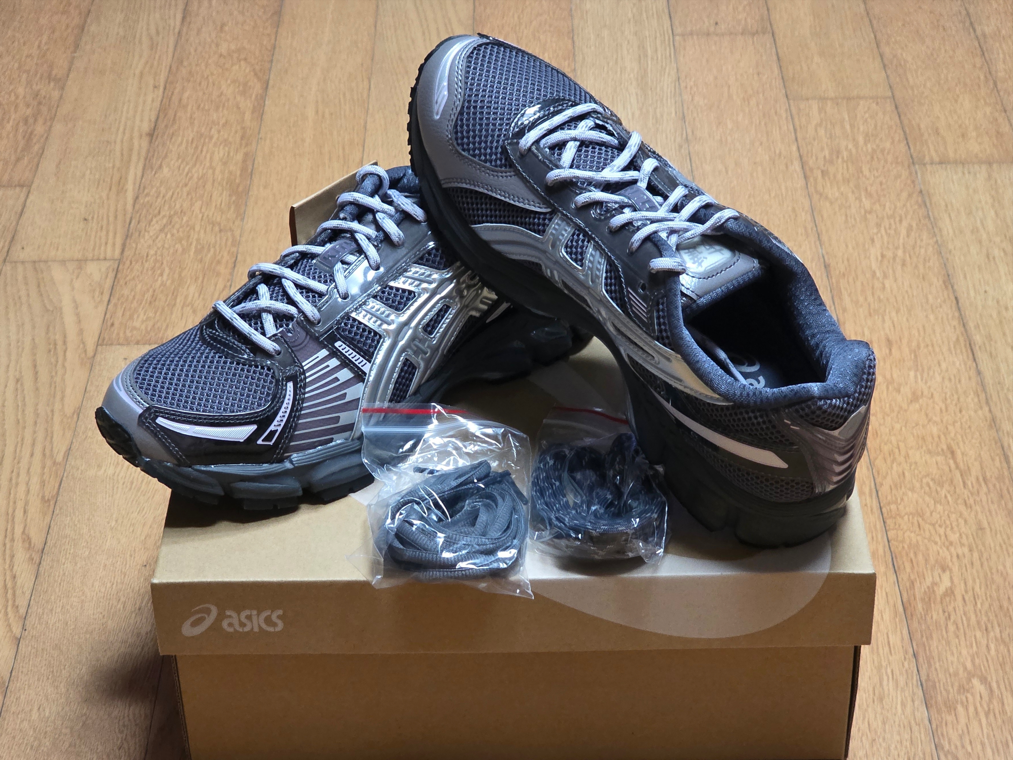 Asics x Kith Gel-Kayano 12.1 Tornado Pure Silver 착용 스타일 - 1