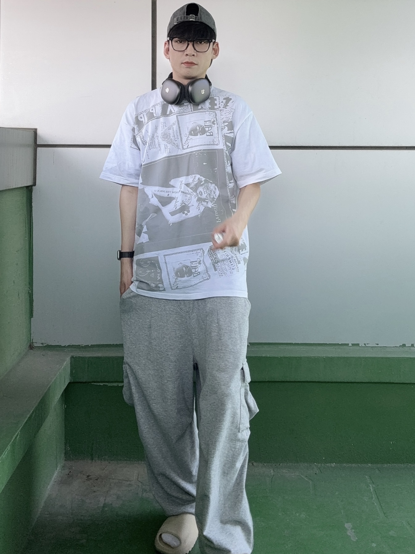 Adidas Yeezy Slide Bone 2022/2023, Supreme Collage T-Shirt White - 24SS 착용 스타일 - 1