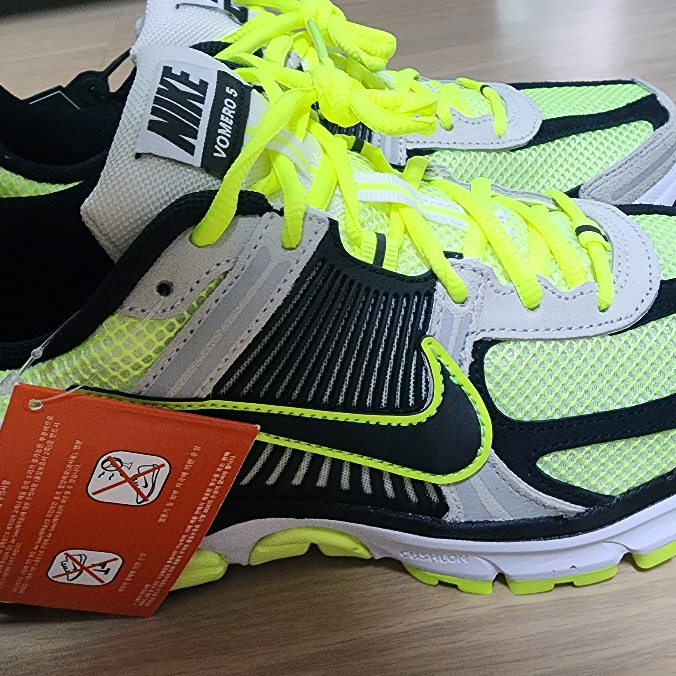 Nike Zoom Vomero 5 Volt Metallic Platinum 착용 스타일 - 1