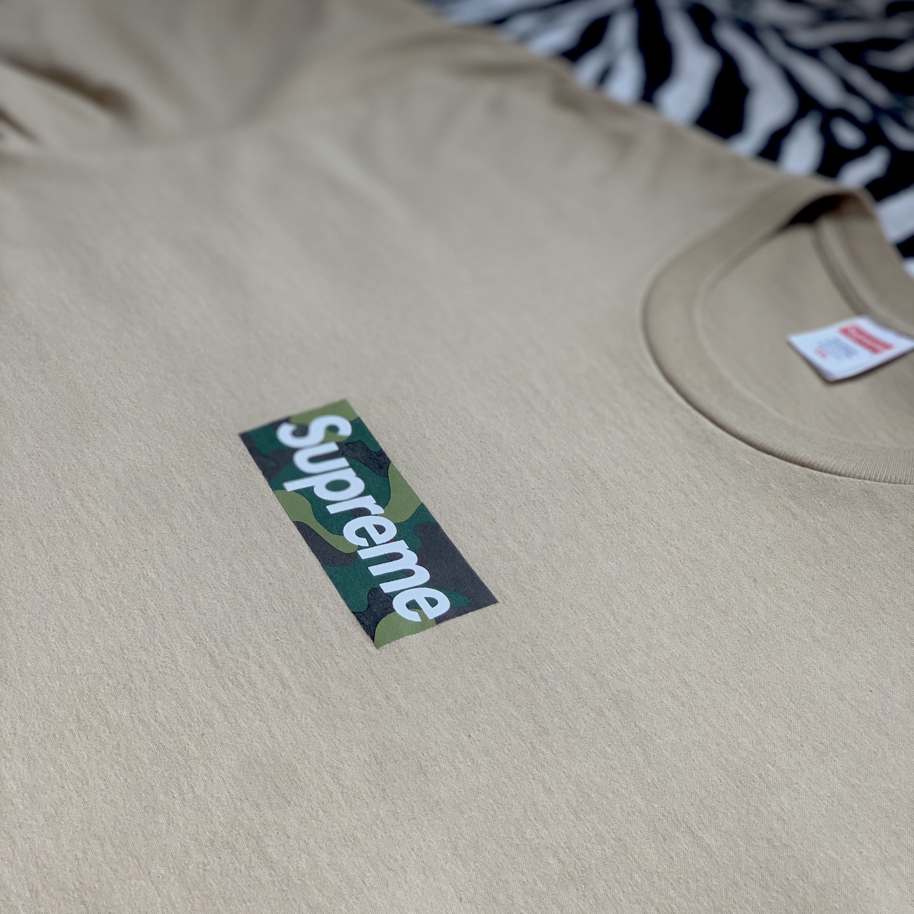 Supreme Box Logo T-Shirt Khaki - 23FW 착용 스타일