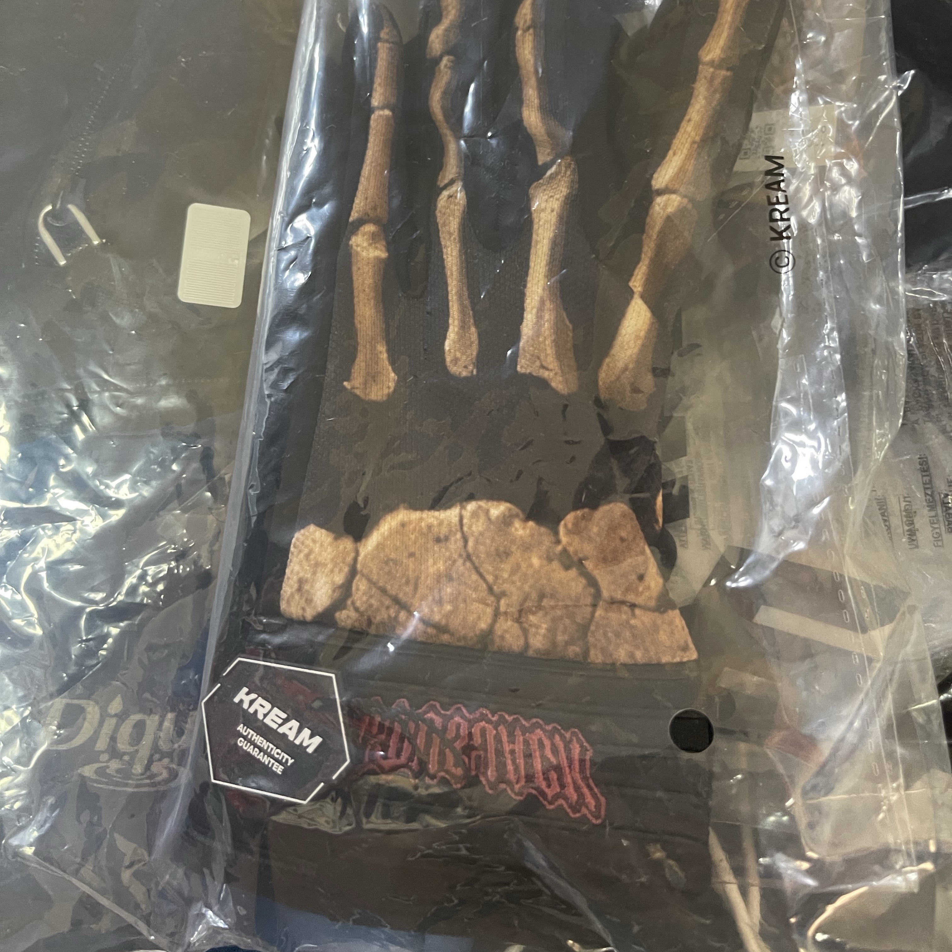 Travis Scott Cactus Jack T-Rexx Gloves Black 착용 스타일