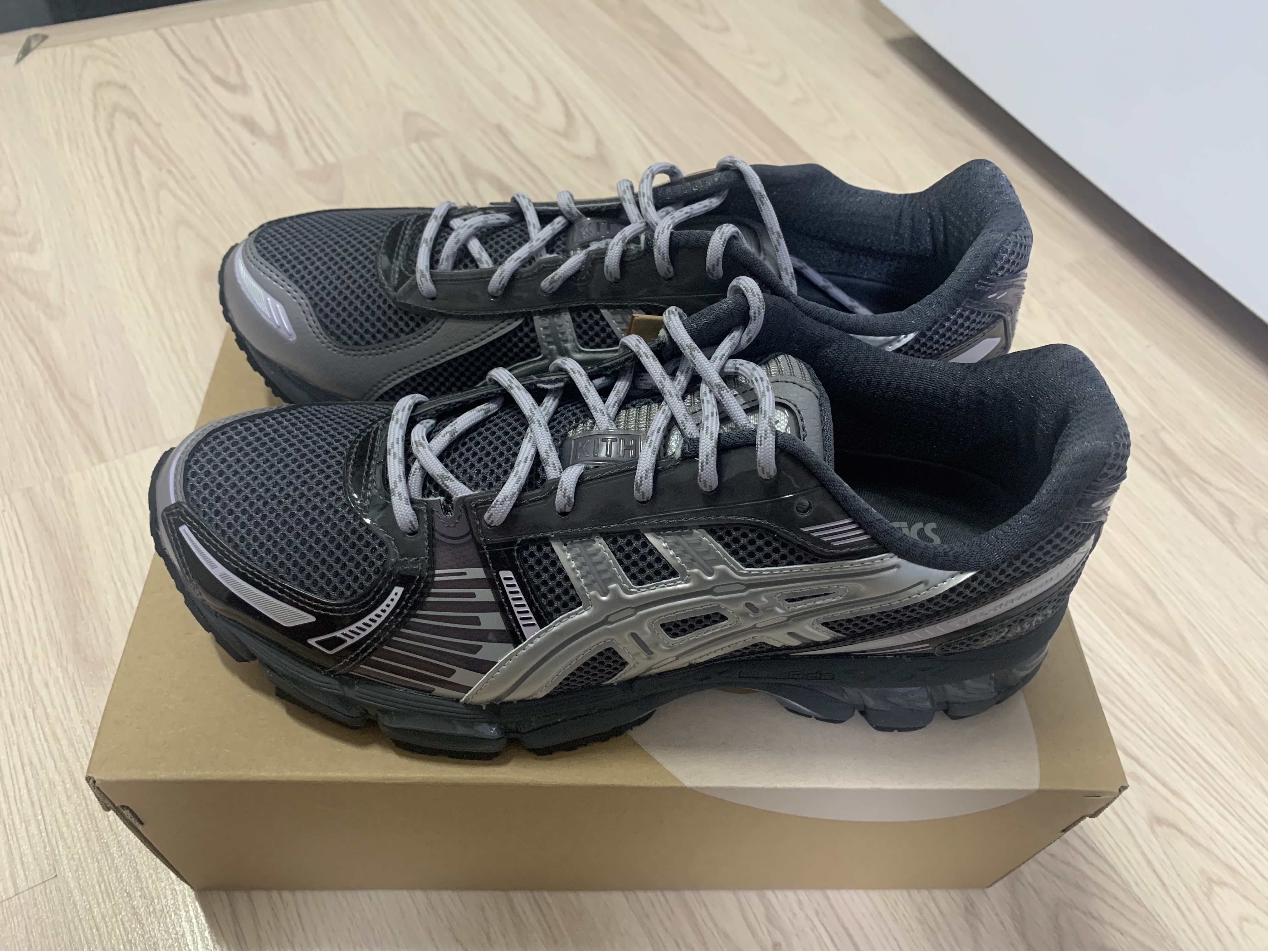 Asics x Kith Gel-Kayano 12.1 Tornado Pure Silver 착용 스타일 - 2