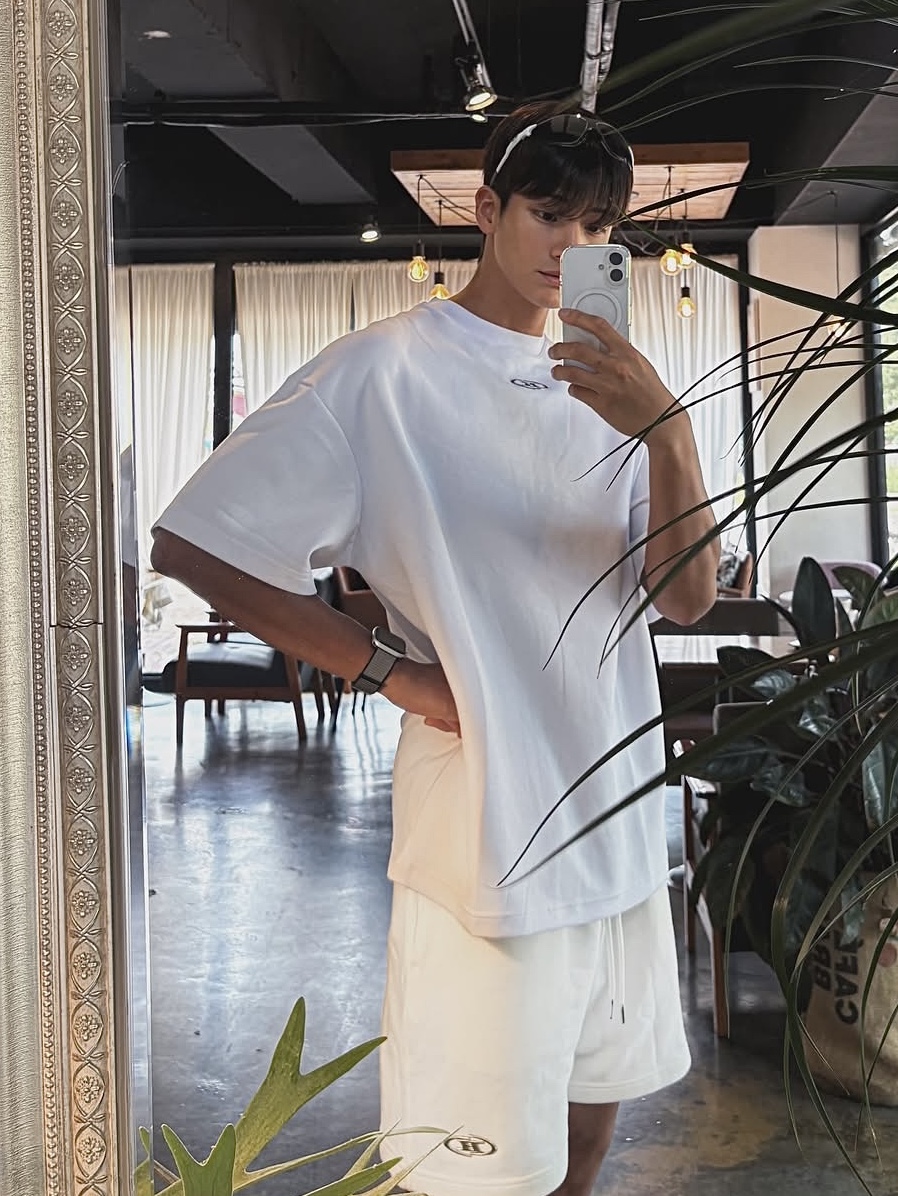 BORN TO WIN Silver B Over Fit T-Shirts White, BORN TO WIN Chrome B Half Pants_Short Ver White 착용 스타일