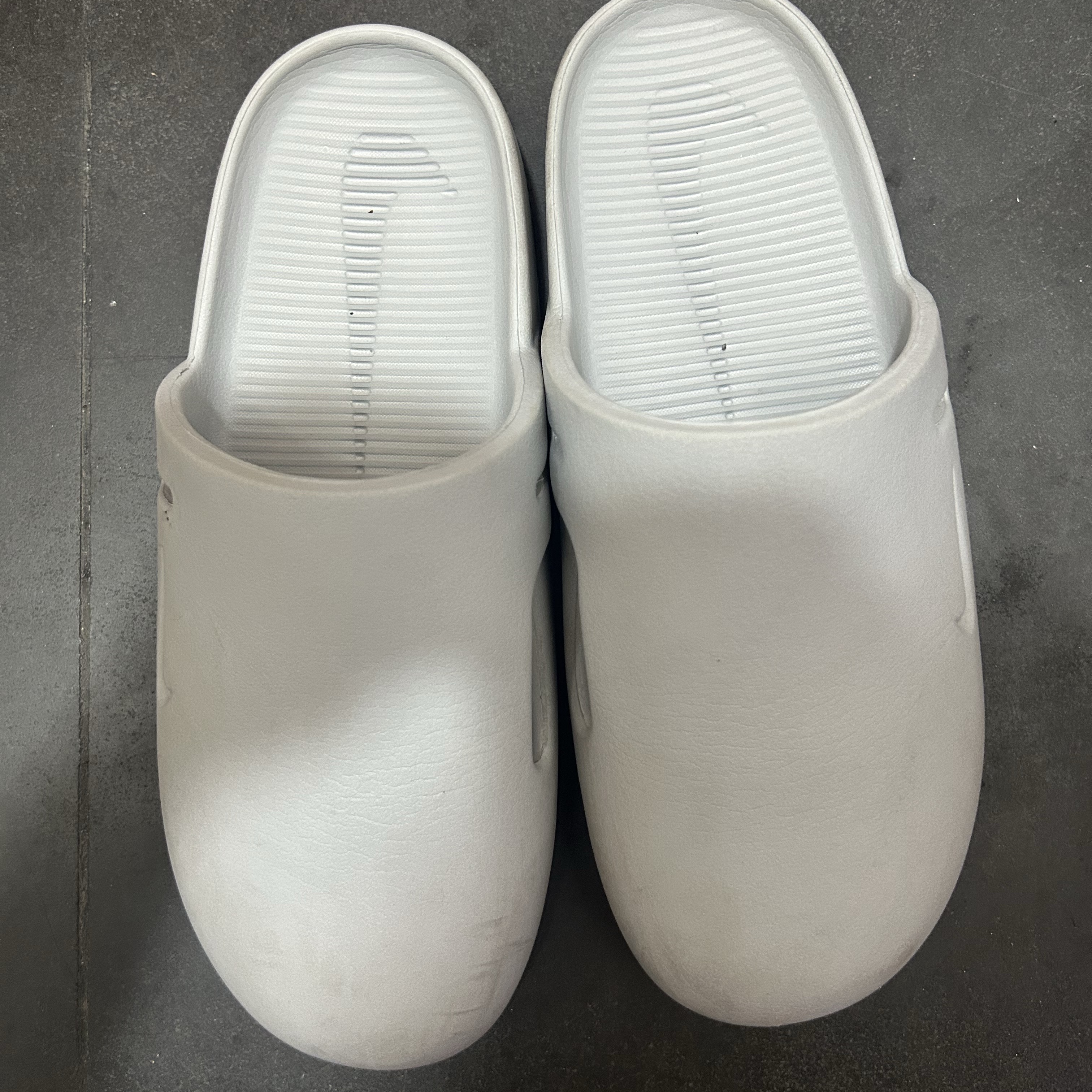 Nike Calm Mule Light Smoke Grey 착용 스타일