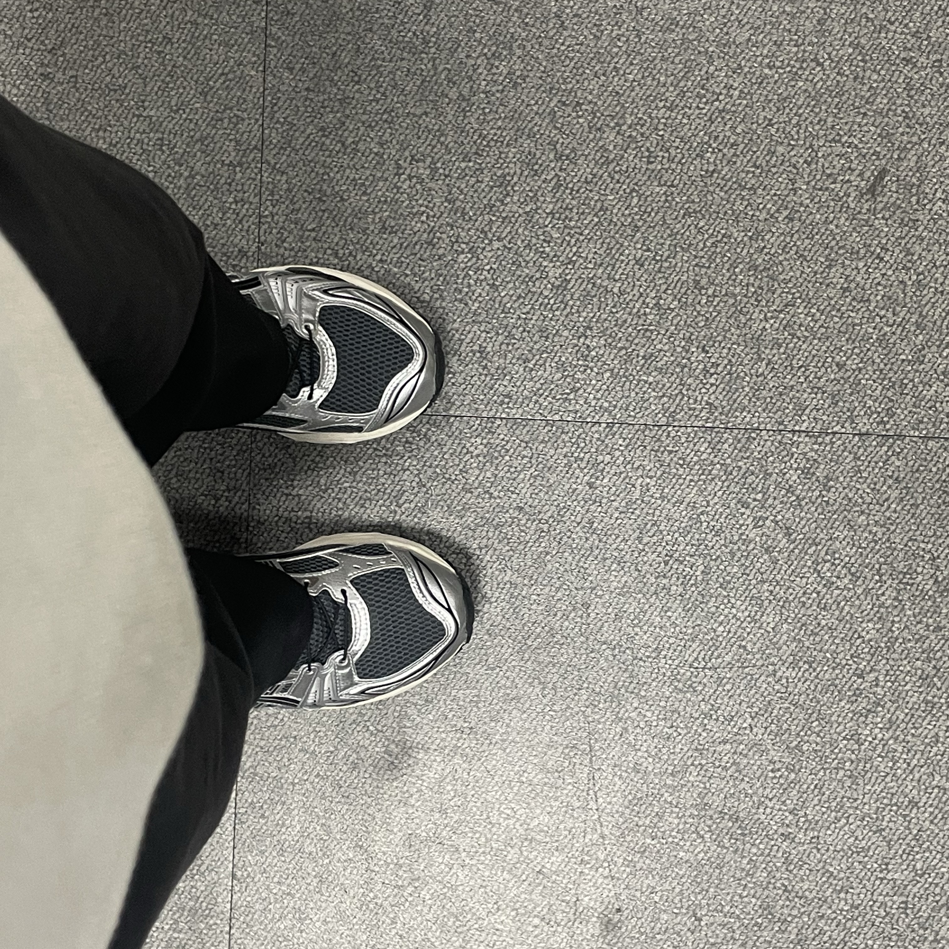 Asics Unlimited Gel-Kayano 14 Carrier Grey Black 착용 스타일