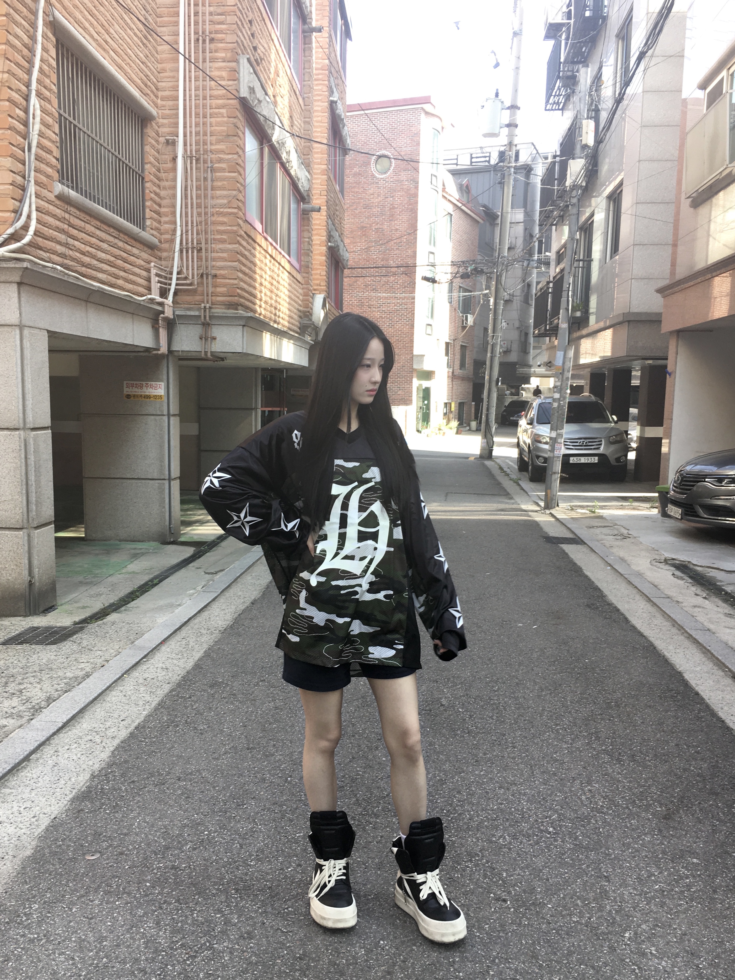 Rick Owens Hollywood Mega Bumper Geobasket in Full Grain Calf Leather Black Milk 착용 스타일 - 2