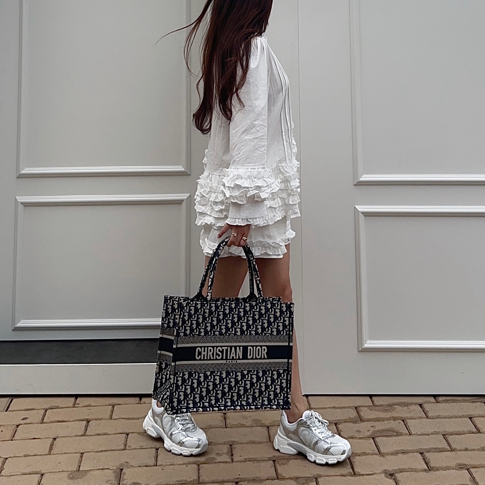 (W) Dior Chrono Sneakerss Mesh with Silver Tone and White Laminated Leather Effect Inserts White Silver 착용 스타일
