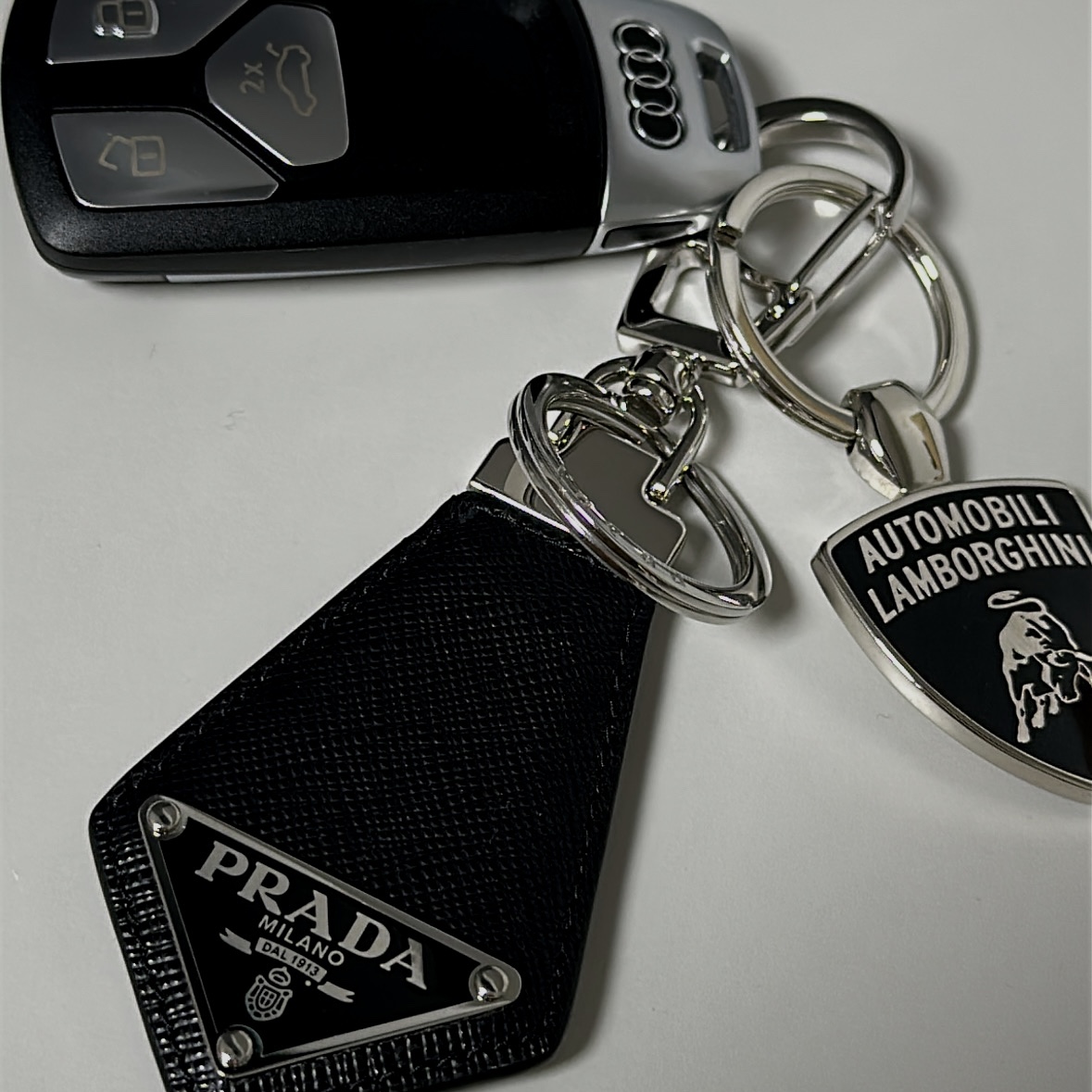 Prada Saffiano Leather Triangle Logo Keychain Black 착용 스타일