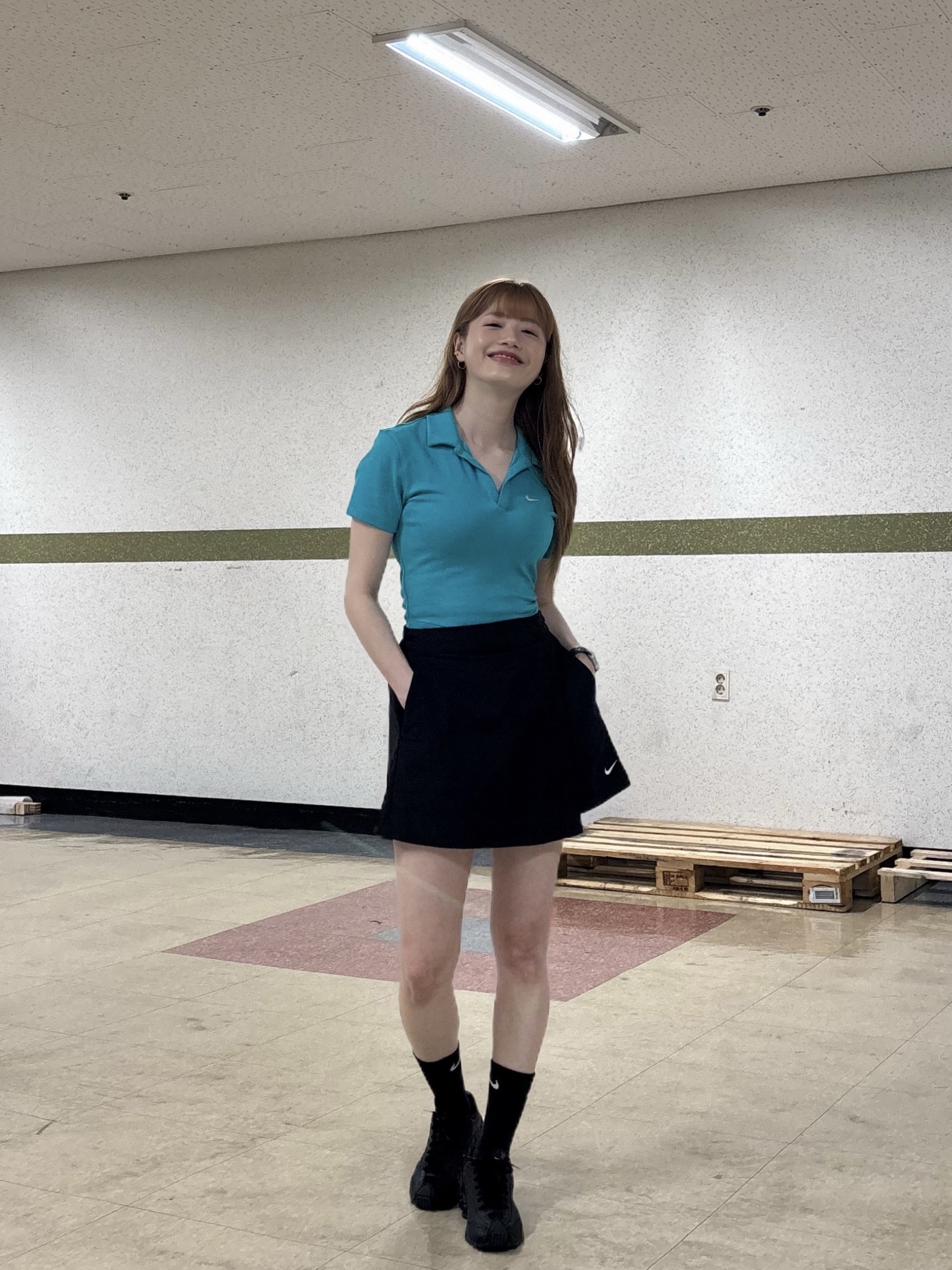 (W) Nike Shox R4 Black, (W) Nike NSW Essential Short Sleeve Polo Top Dusty Cactus Sail - Asia 착용 스타일 - 5