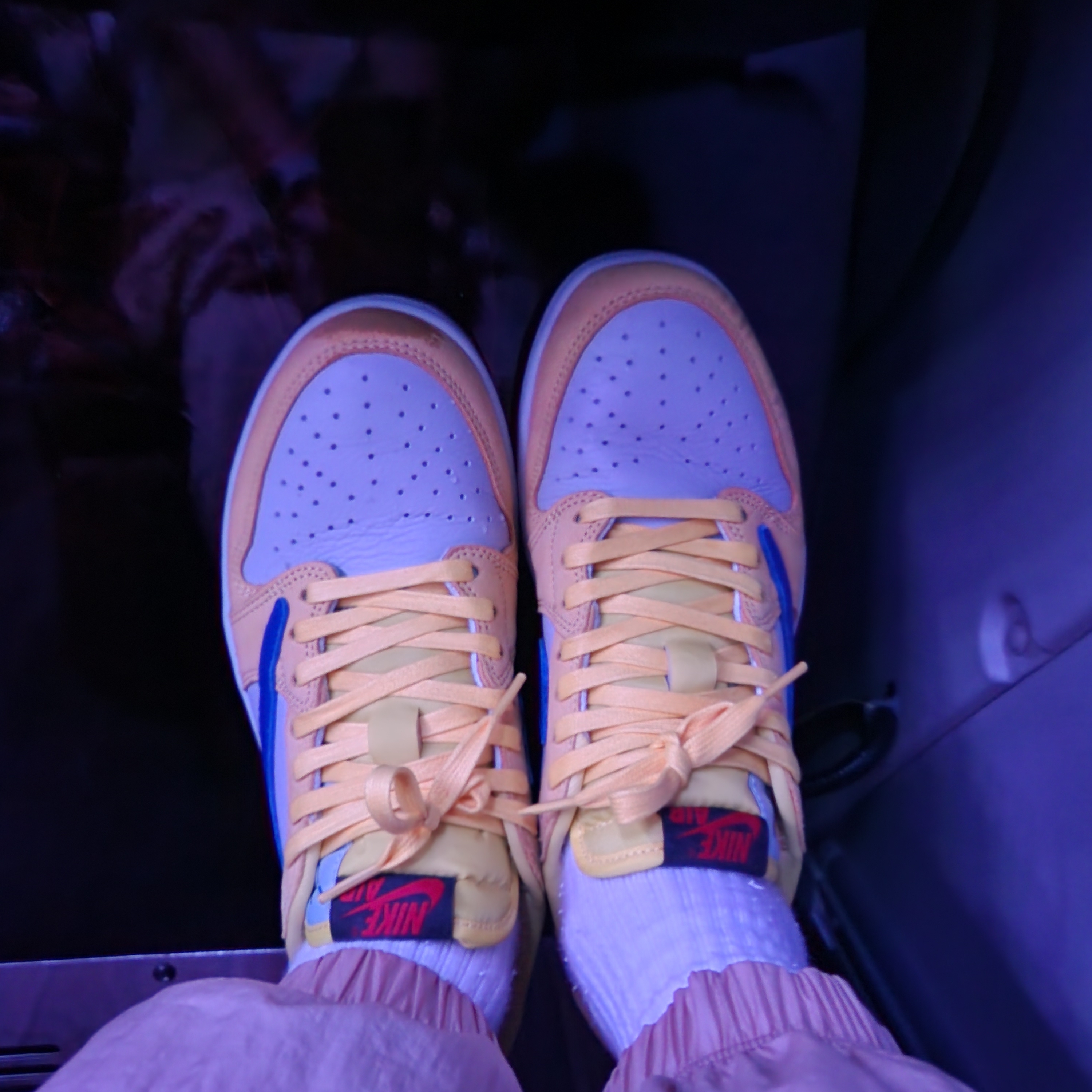 (W) Jordan 1 x Travis Scott Retro Low OG SP Canary 착용 스타일 - 3