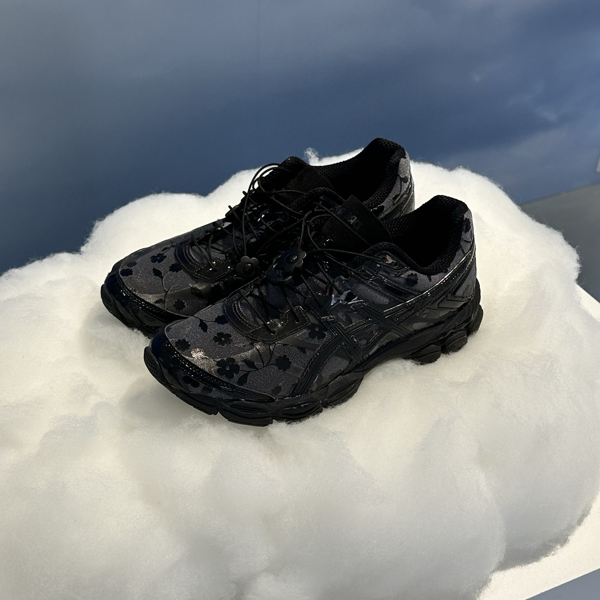 Asics x Cecilie Bahnsen Gel-Cumulus 16 Gray, Asics x Cecilie Bahnsen Gel-Cumulus 16 Black 착용 스타일 - 2