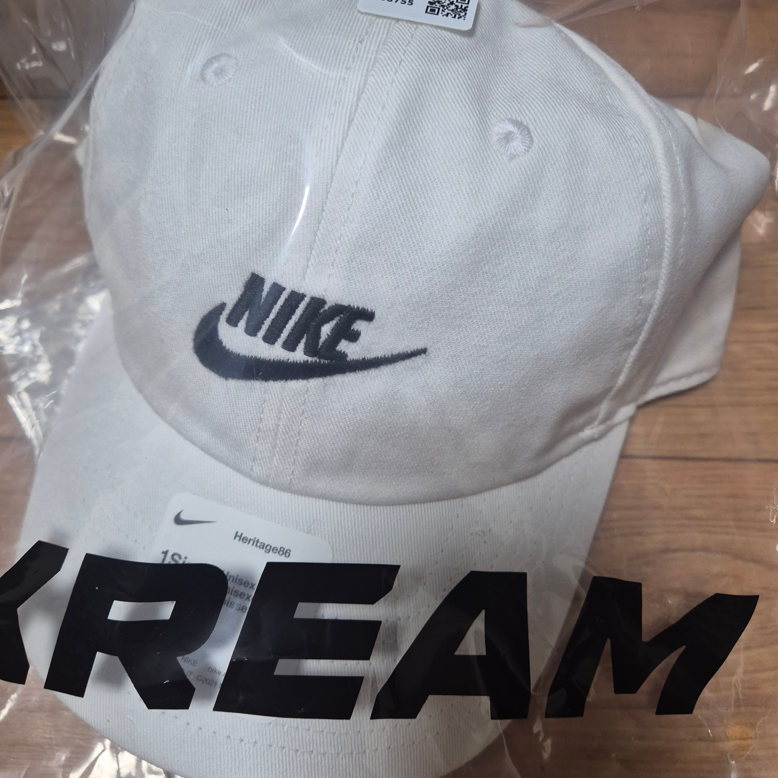 Nike Heritage 86 Futura Washed Cap White 착용 스타일
