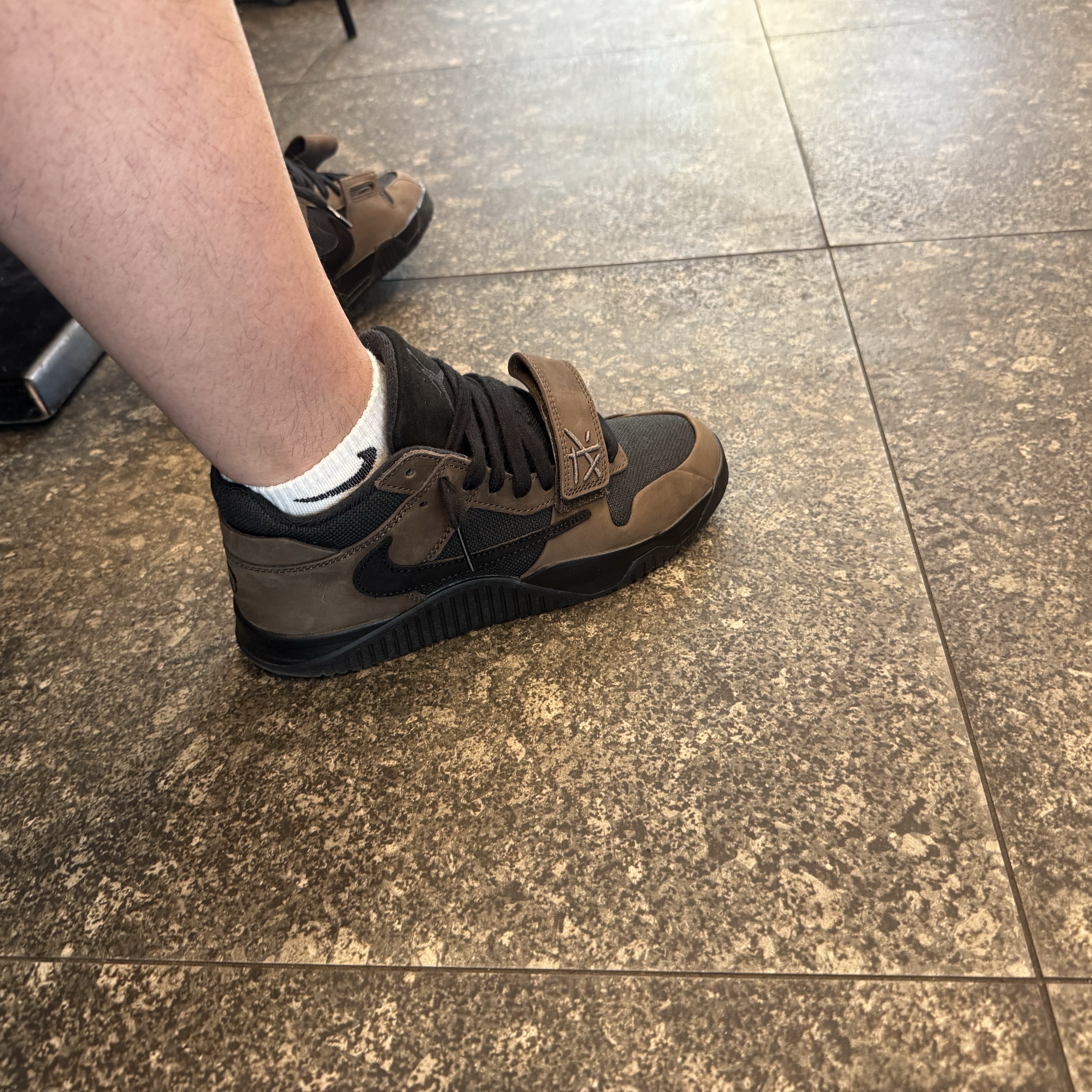 Jordan x Travis Scott Jumpman Jack TR Black and Dark Mocha 착용 스타일 - 3
