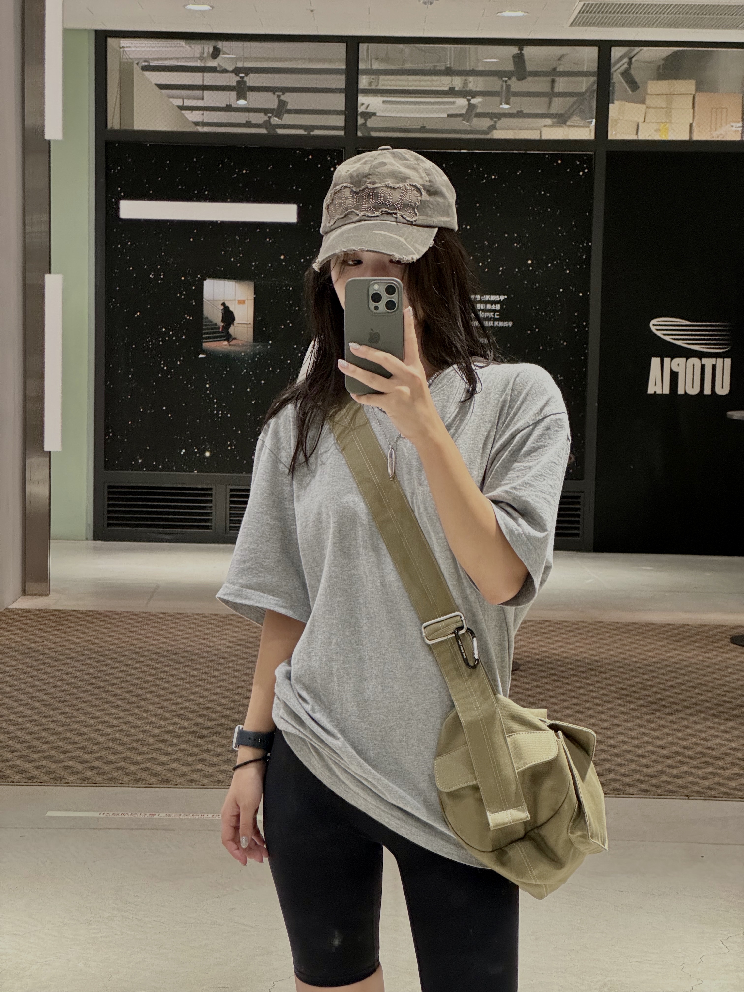 Supreme Backwards T-Shirt Heather Grey - 24SS, Asics Gel-Kyrios Cream Oyster Grey 착용 스타일 - 1
