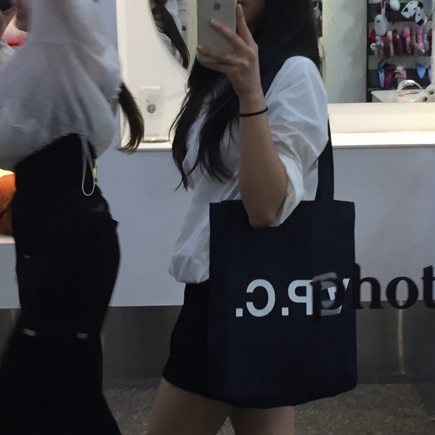 A.P.C. Laure Tote Bag Blue 착용 스타일 - 2