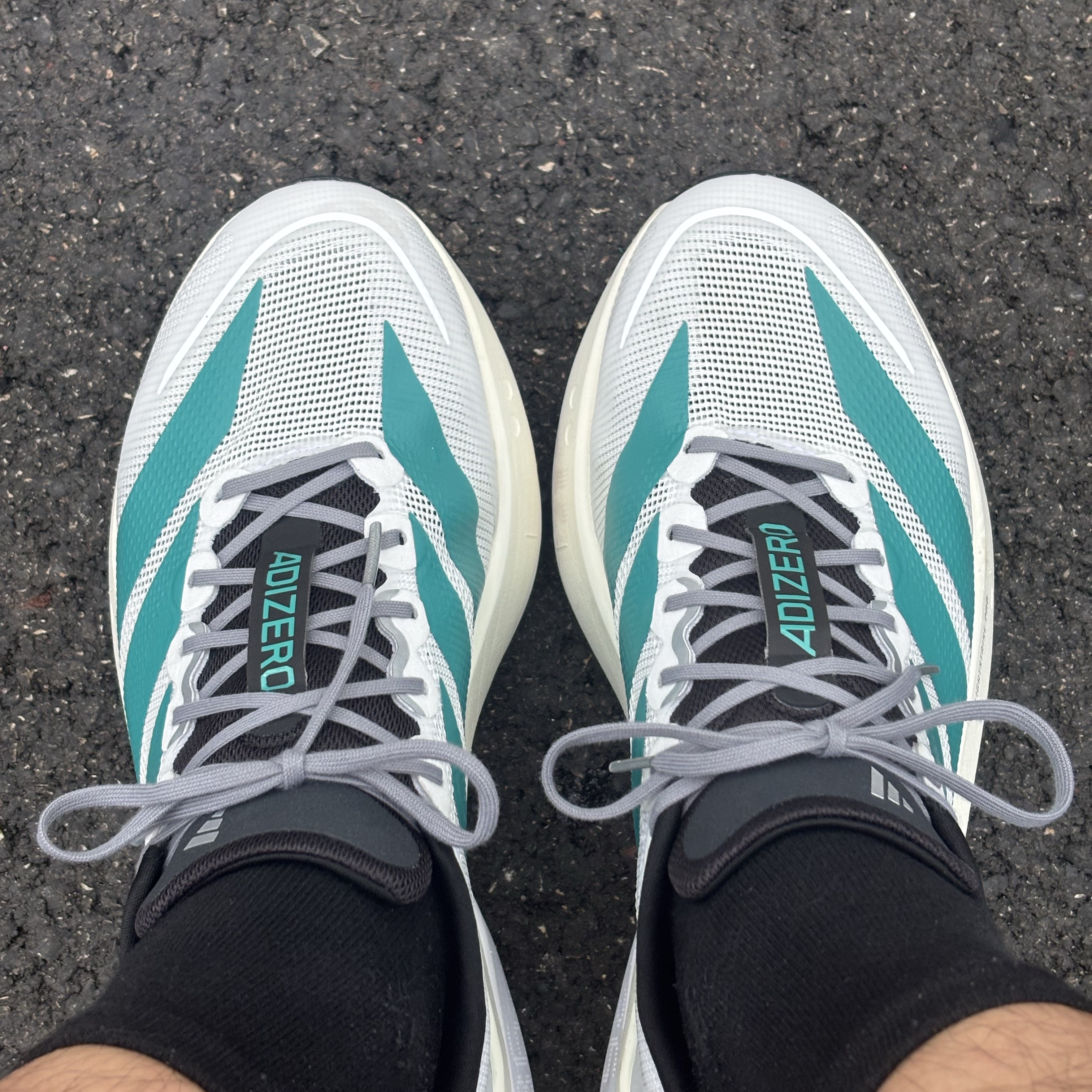 Adidas Adizero Boston 13 Cloud White Pure Teal, Adidas Adizero Boston 12 Core Black Cloud White 착용 스타일 - 1