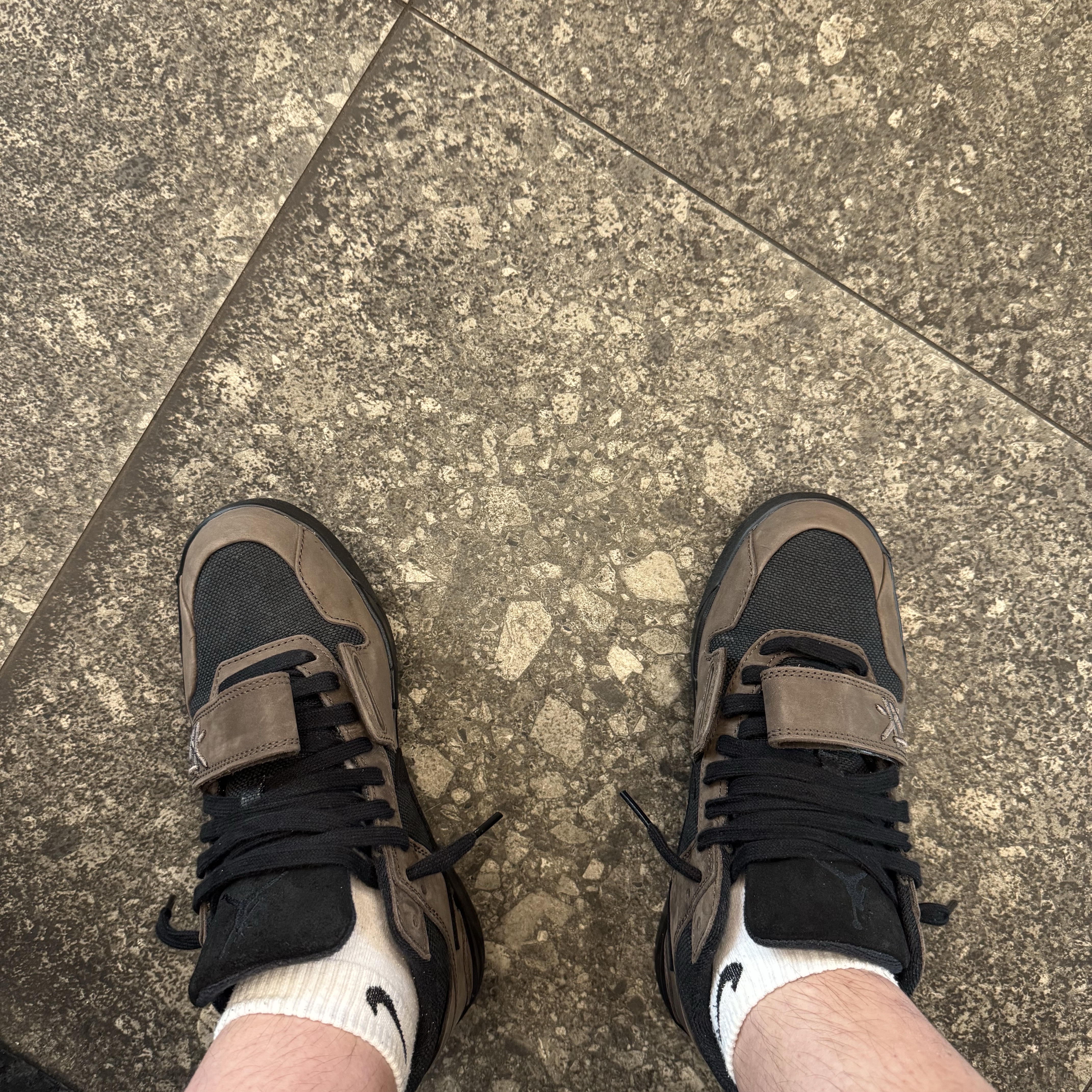 Jordan x Travis Scott Jumpman Jack TR Black and Dark Mocha 착용 스타일 - 2